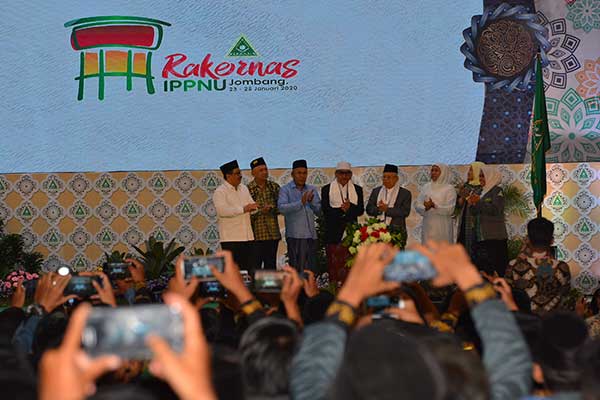 Wakil Presiden KH Ma'ruf Amin (keempat kanan) buka Rakernas IPPNU 2020
