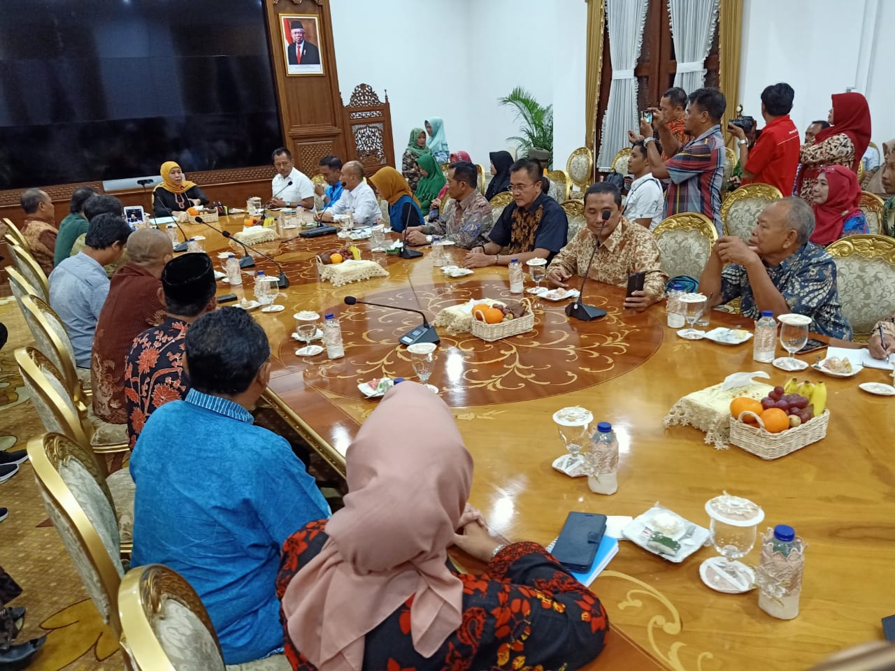 Pertemuan Gubernur Jawa Timur Khofifah Indar Parawansa dengan para orangtua mahasiswa di Wuhan, di Gedung Grahadi Surabaya, Rabu (30/1/2020)