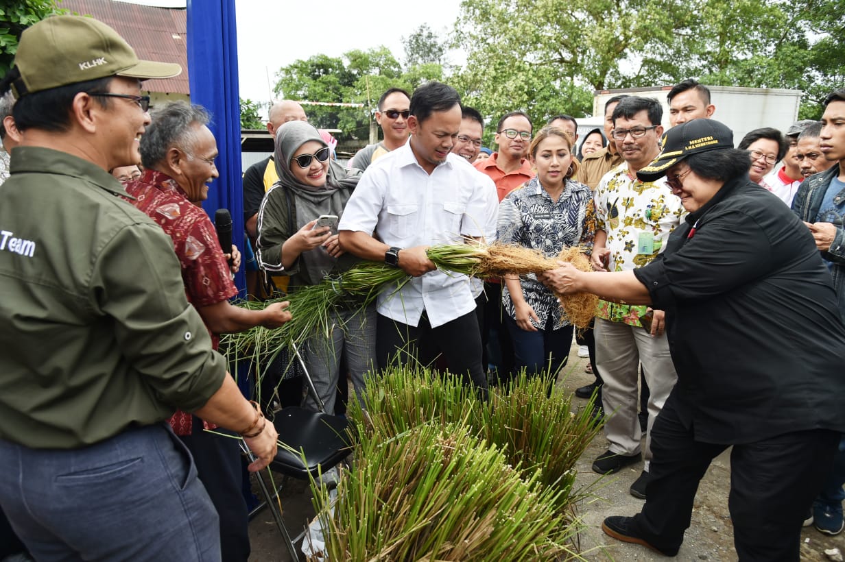 Penyerahan bibit vetiver dari Menteri Lingkungan Hidup dan Kehutanan Siti Nurbaya kepada Wali Kota Bogor Bima Arya Sugiarto. 