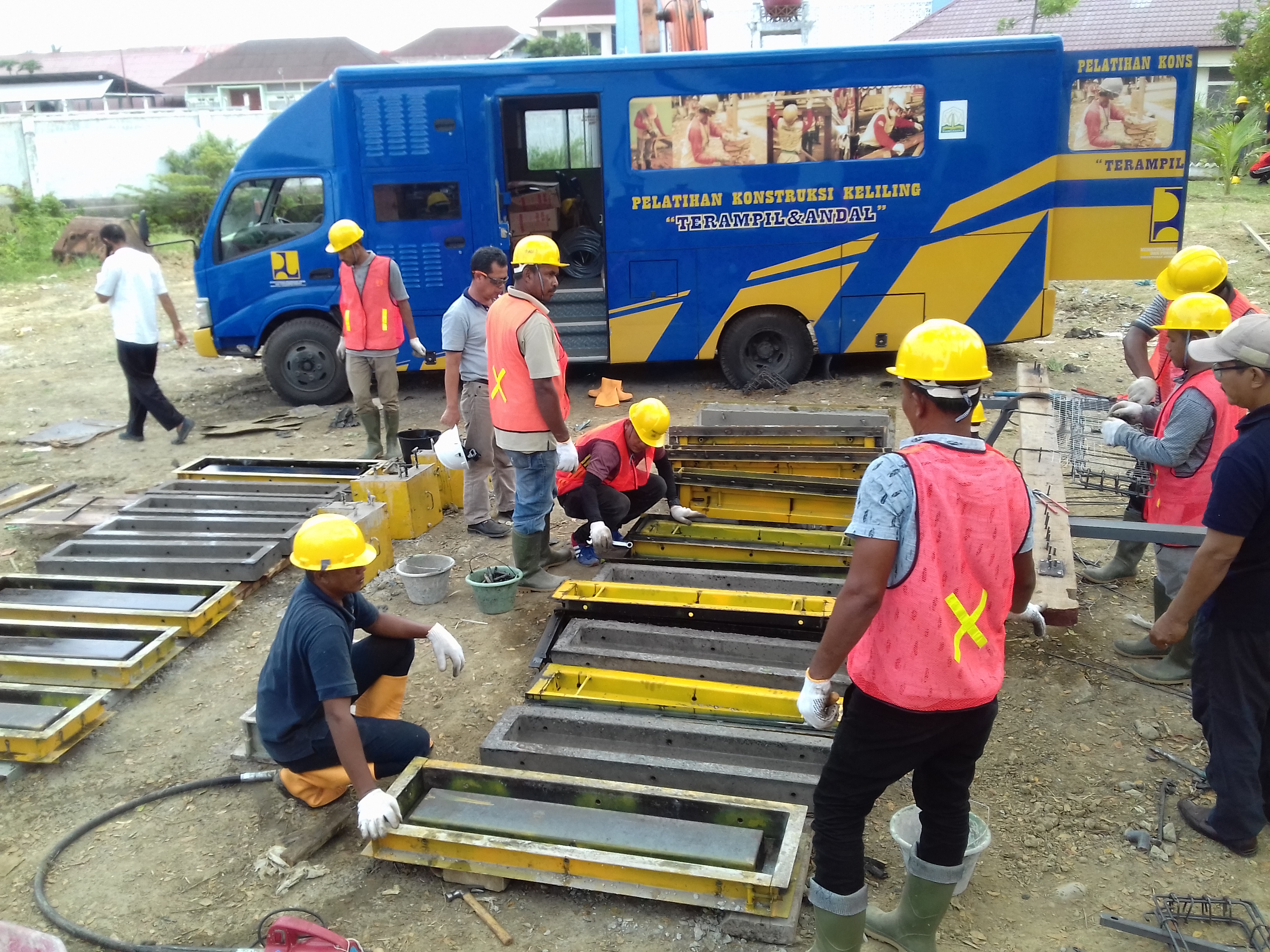 Peserta sedang mengikuti pelatihan teknik membangun rumah Risha (Rumah Instan Sederhana Sehat) di halaman Kantor PUPR Kabupaten Pidie.