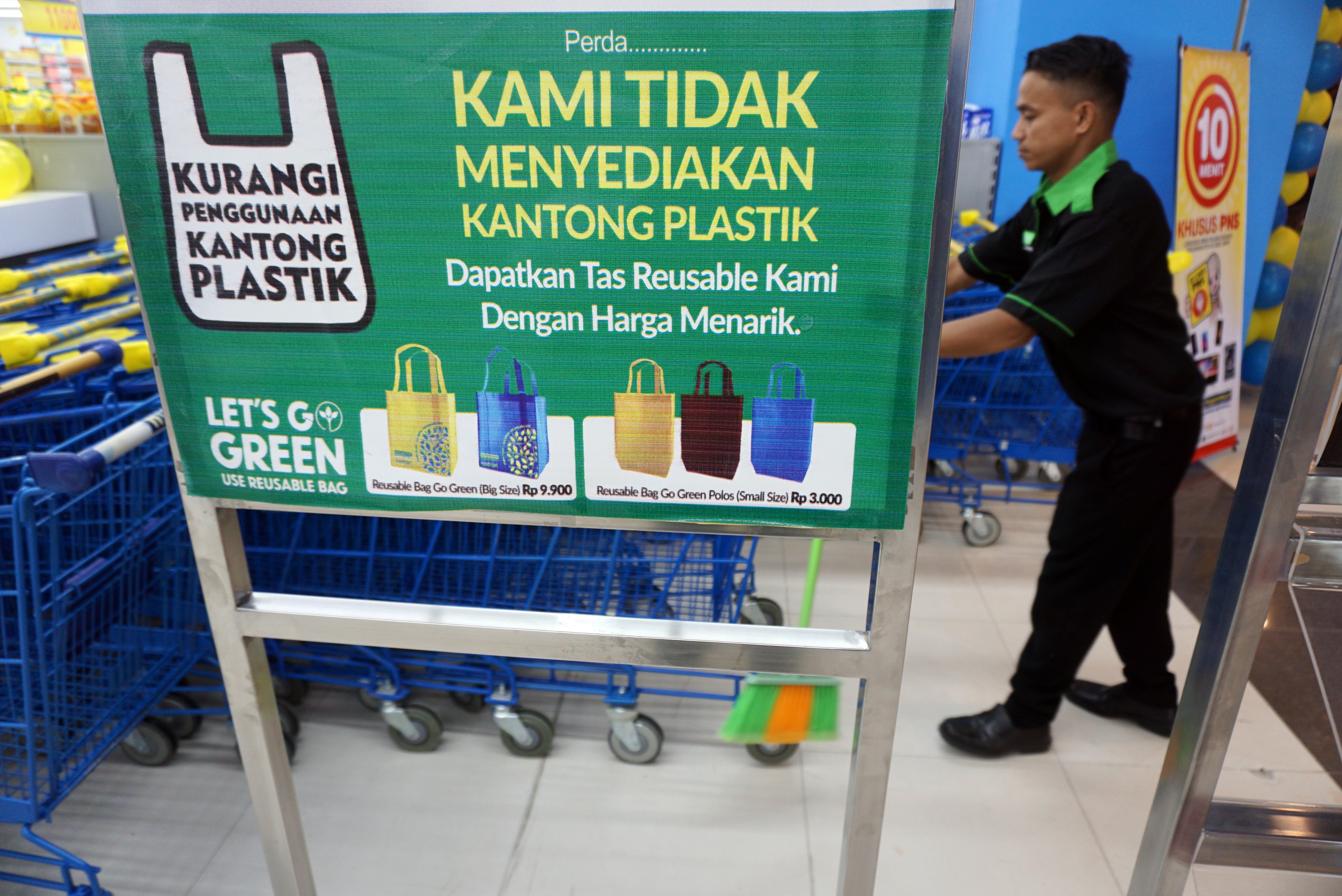 Poster kampanye pengurangan penggunaan kantong plastik dipajang di salah satu ritel modern di Palu, Sulawesi Tengah