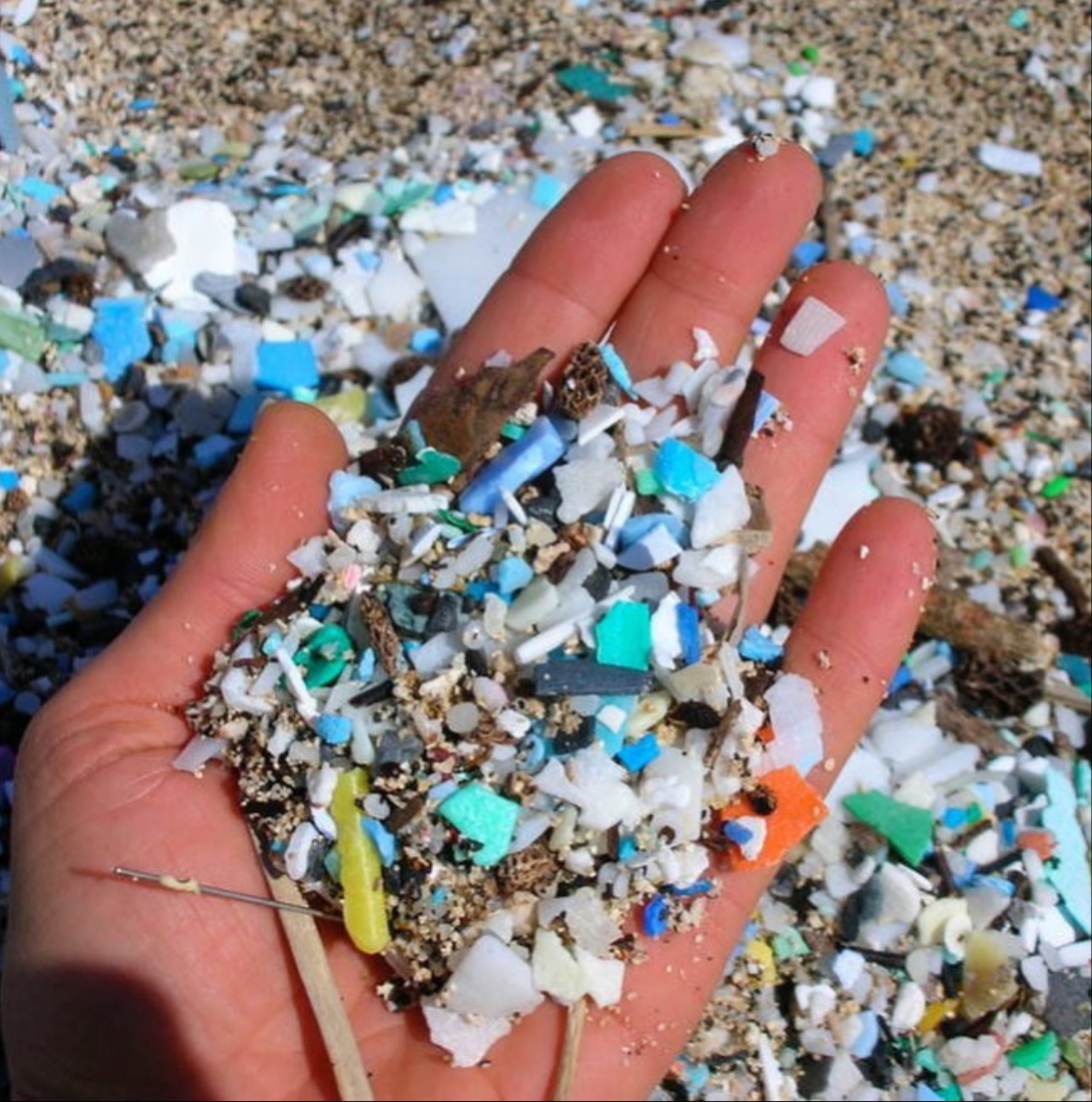 Mikroplastik masuk ke tubuh manusia lewat air, polusi, dan rantai makanan.