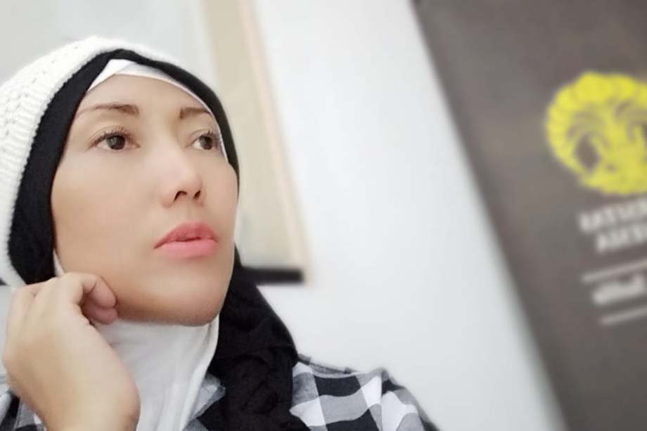 Wahyuni Refi Setya Bekti berhasil meraih gelar doktor di bidang ilmu politik dengan karya ilmiah yang mengkritisi kebijakan pemerintah.