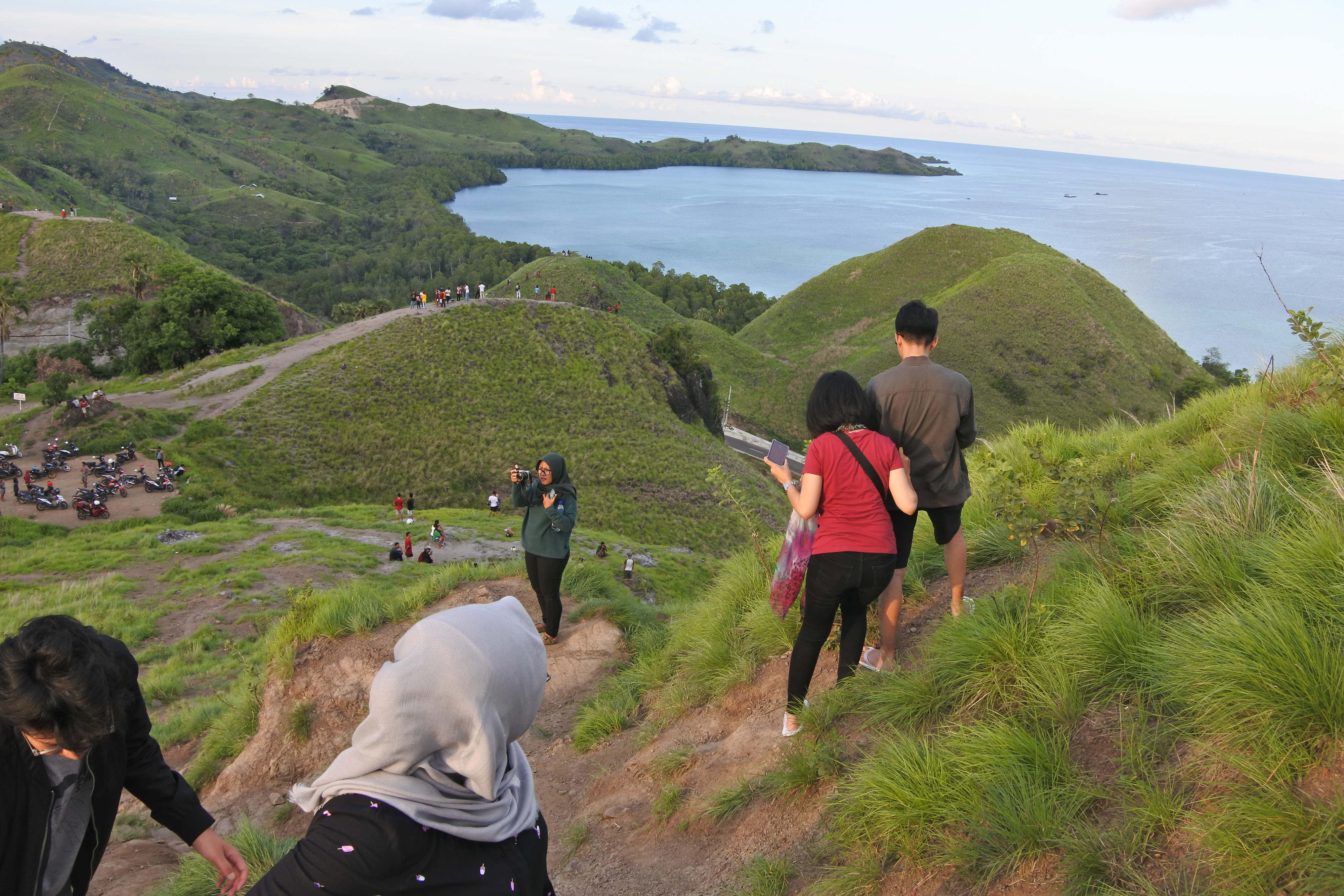 Sejumlah wisatawan menikmati matahari terbenam di kawasan wisata Bukit Silvia, Labuan Bajo, Manggarai Barat, NTT.