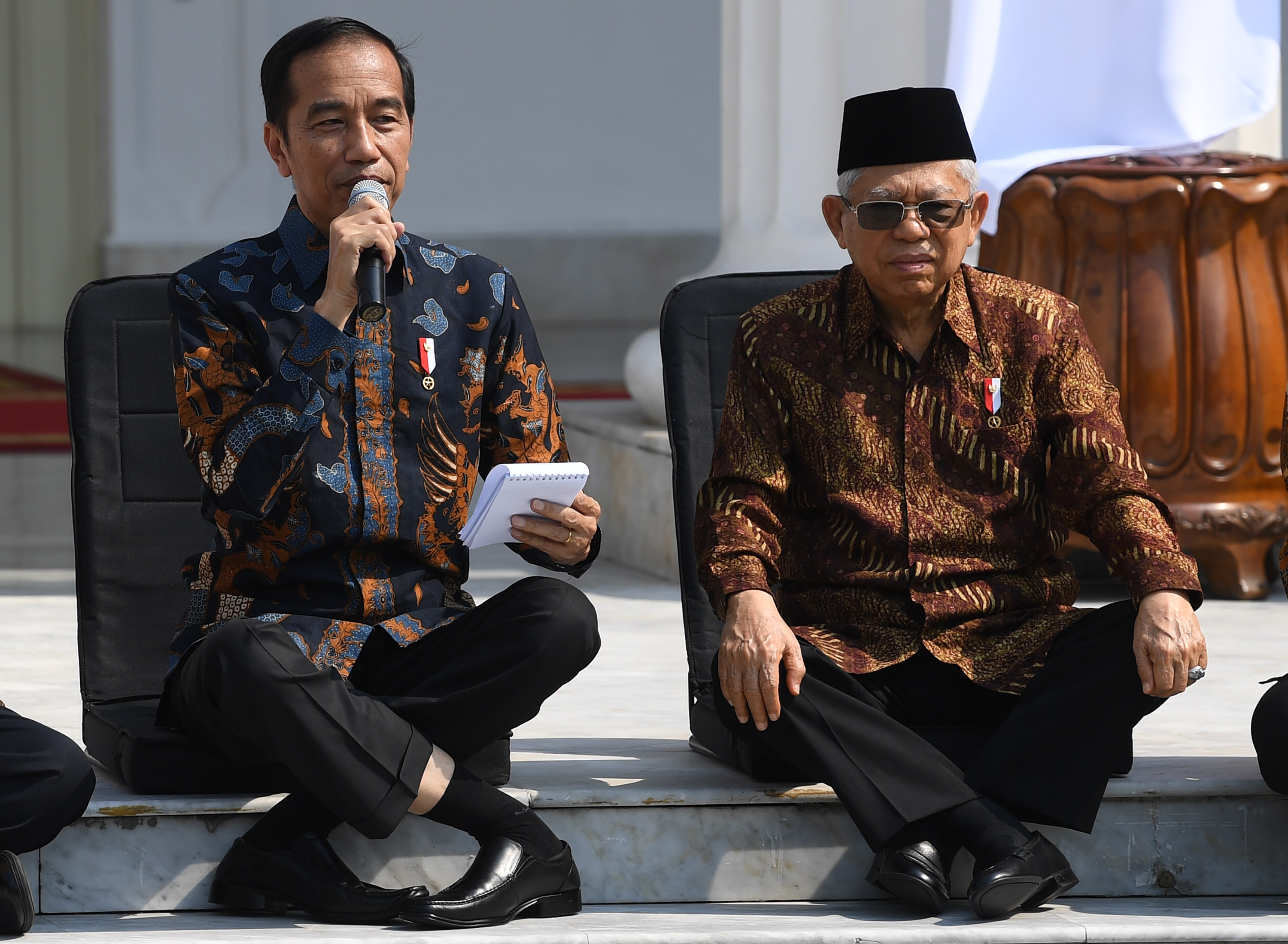 Presiden Joko Widodo didampingi Wapres Ma'ruf Amin memperkenalkan jajaran menteri Kabinet Indonesia Maju di tangga beranda Istana Merdeka.