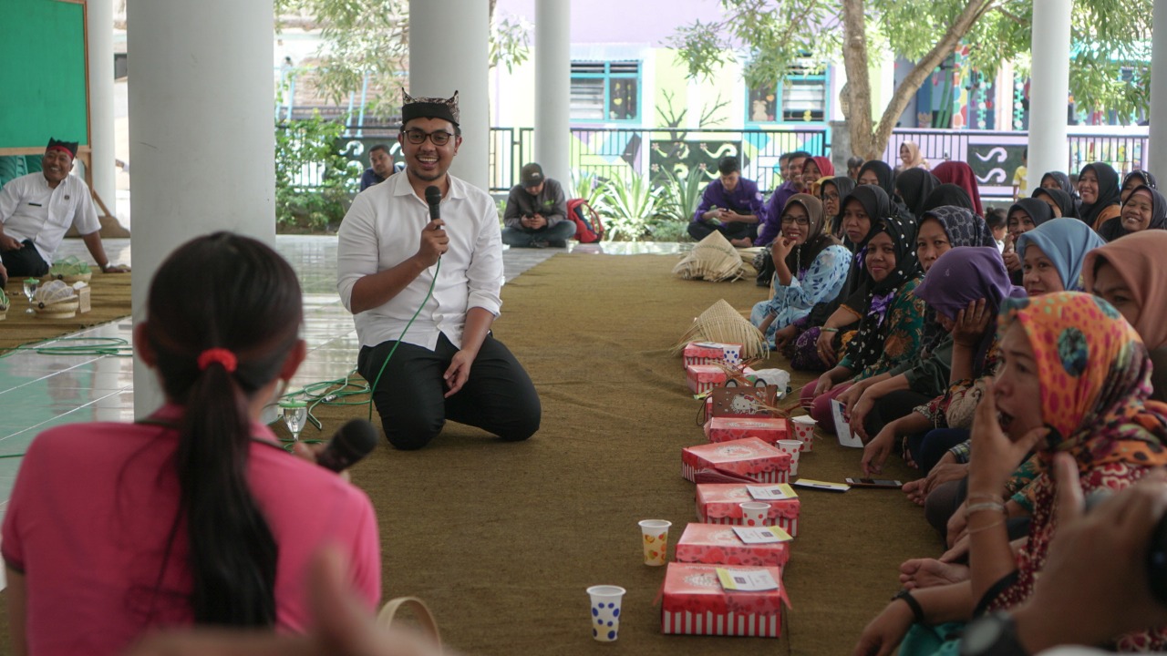Staf Khusus Presiden Joko Widodo, Andi Taufan Garuda Putra (tengah) berdialog langsung dengan para pelaku UMKM di Desa Gintang, Banyuwangi. 