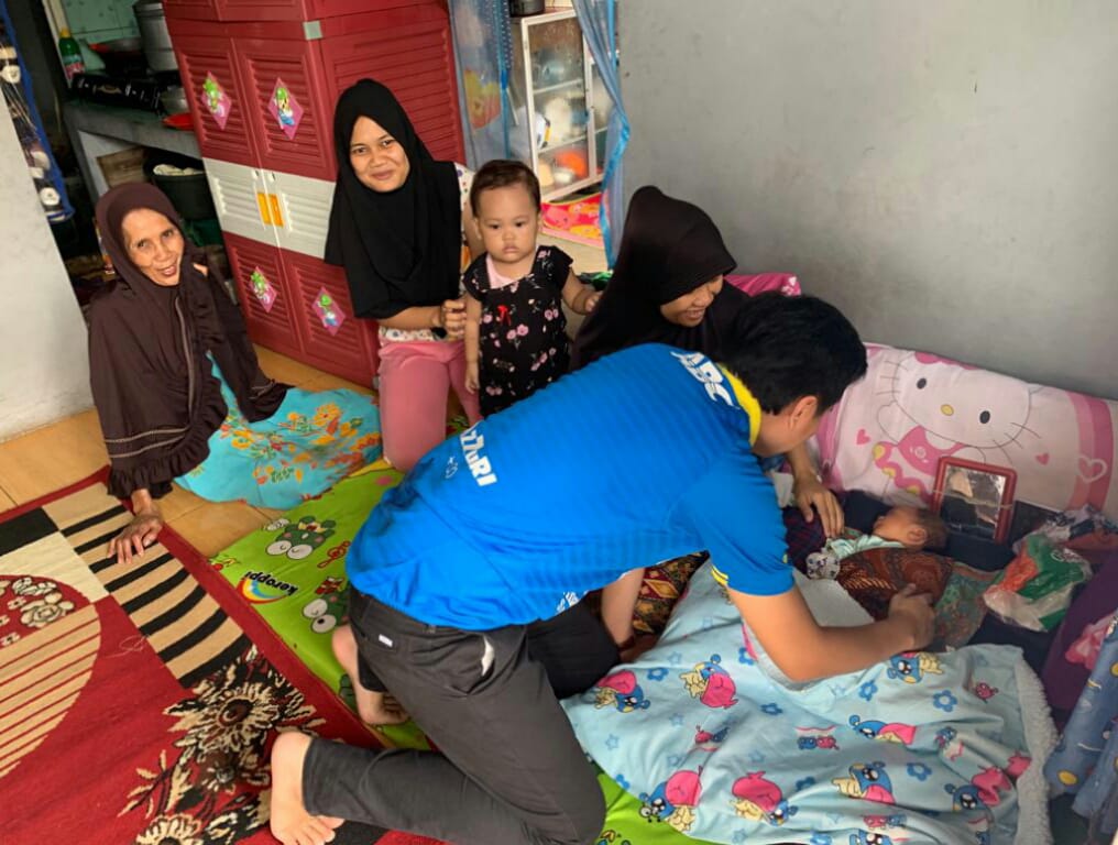 Anggota DPRD Kabupaten Cianjur, Jawa Barat, Lepi Ali Firmansyah, (berkaus biru), menyambangi keluarga  Yanto Kuswanto dan Riska. 