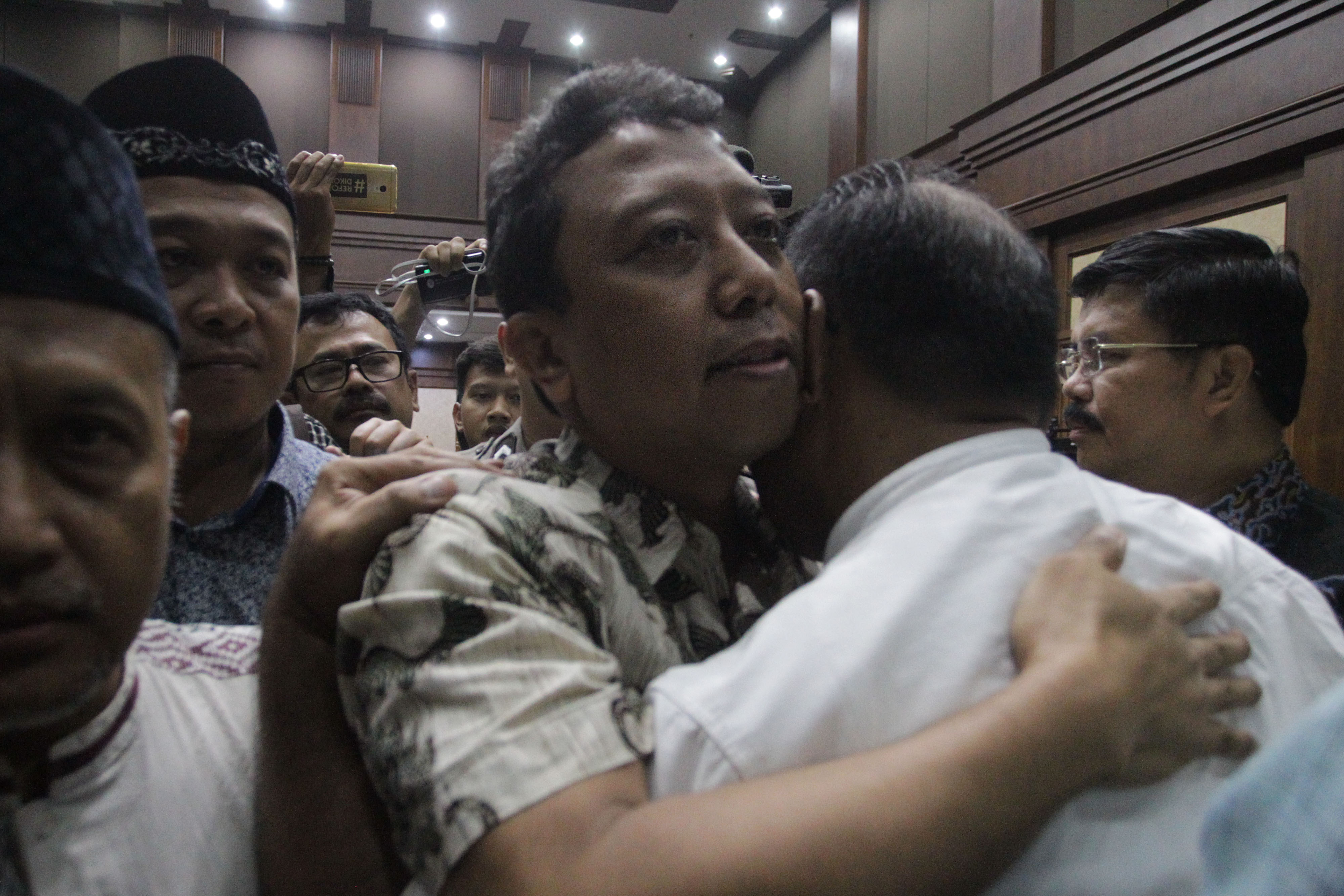 Mantan Ketum PPP Muhammad Romahurmuziy berpelukan dengan kerabatnya usai sidang putusan di Pengadilan Tipikor, Jakarta.