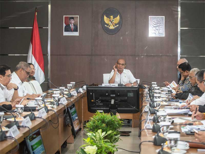 Menko PMK Muhadjir Effendy (tengah) memimpin Rakor Tingkat Menteri (RTM) di Kantor Kemenko PMK, Jakarta.