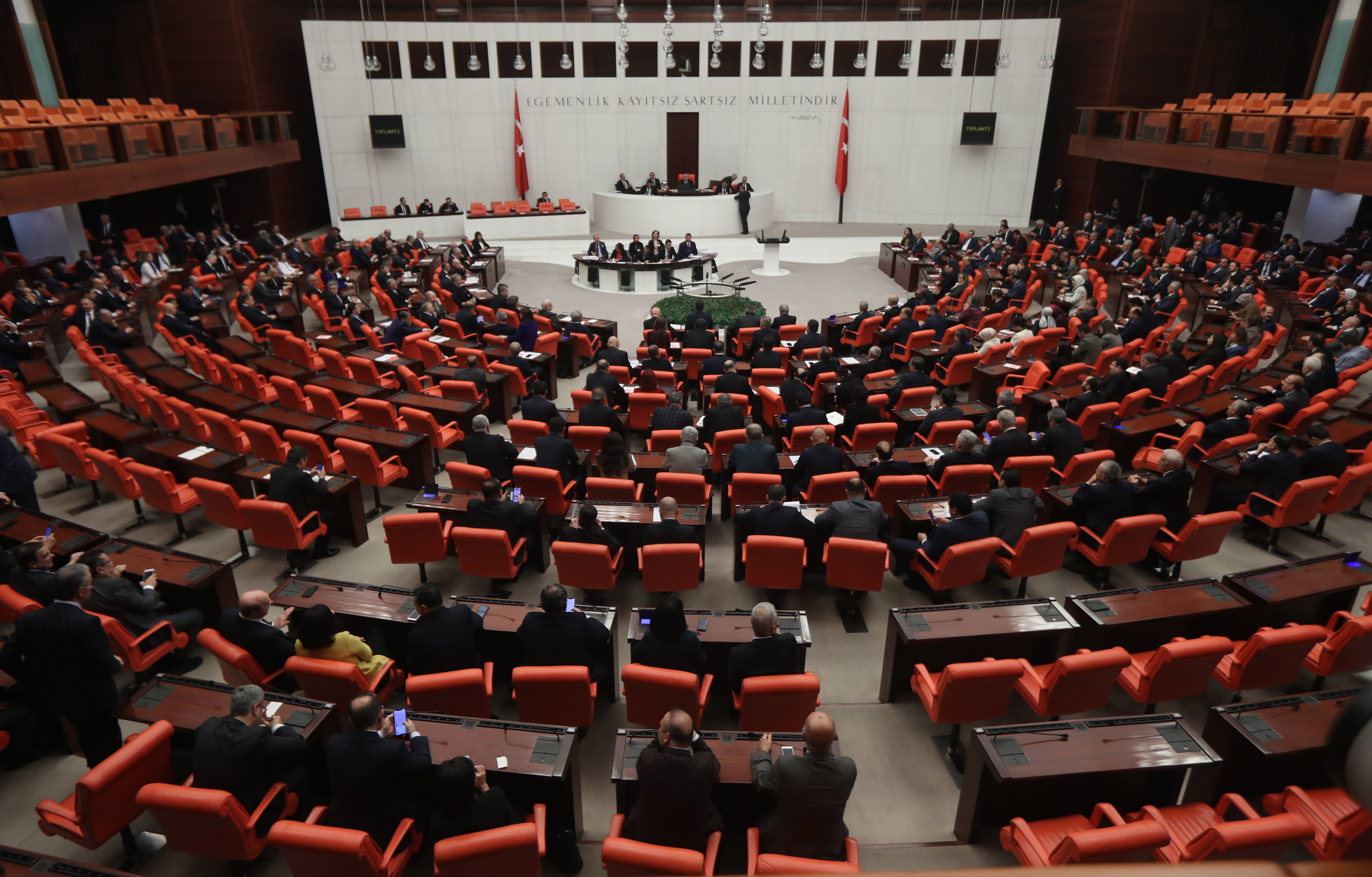 Anggota parlemen Turki memberikan suara saat voting di Ankara, Turki, Kamis (2/1).