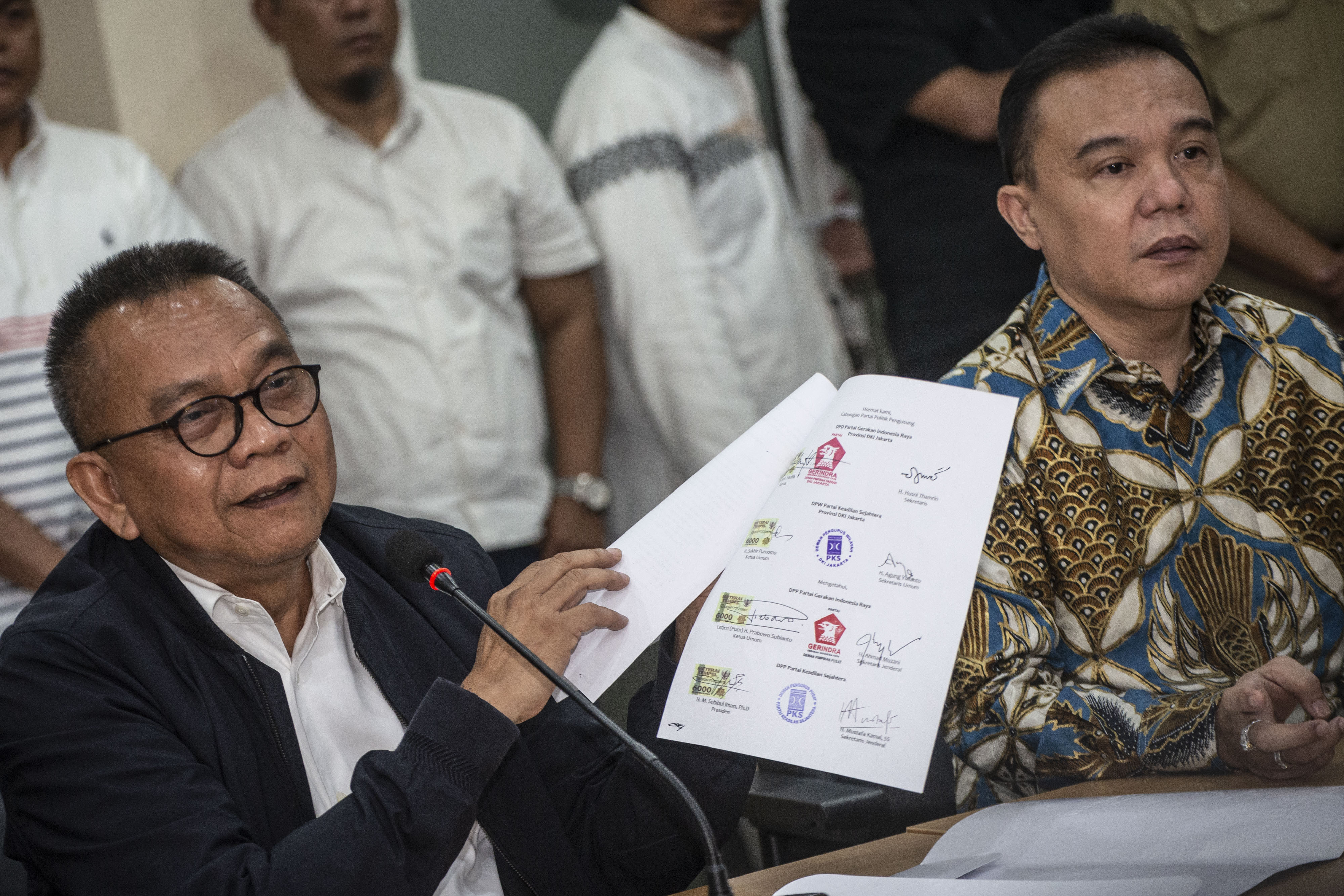 Ketua DPD Gerindra DKI Jakarta Muhammad Taufik (kiri) & Waketum DPP Gerindra Sufmi Dasco (kanan) memberikan keterangan tentang nama cawagub