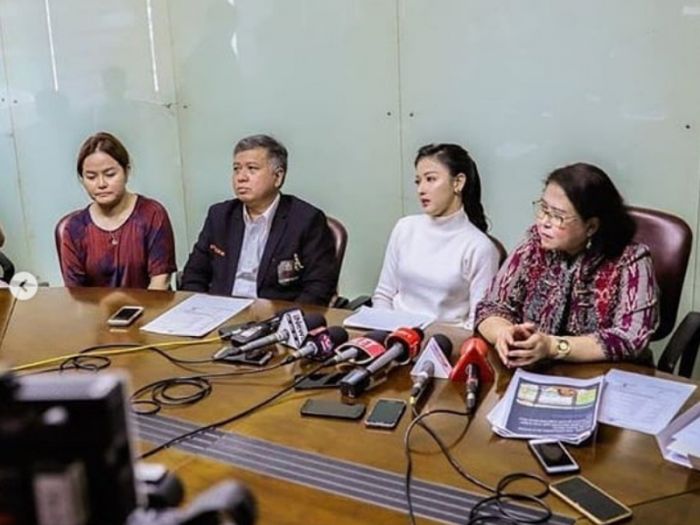 Siwi Widi (berkaos putih) saat memberikan keterangan pers kepada wartawan.