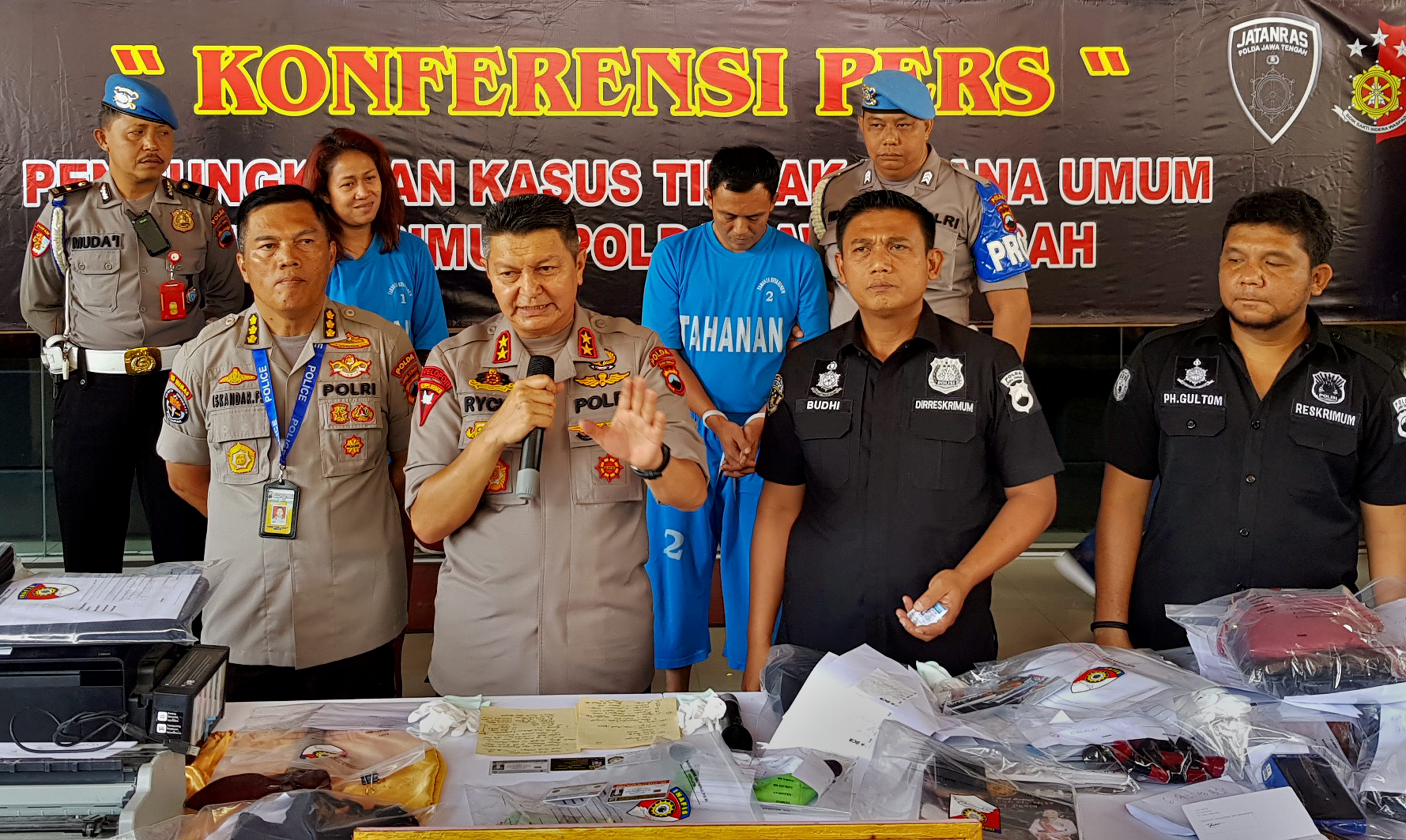 Kapolda Jateng Irjen Pol Rycko Amelza Dahniel  menjelaskan kasus Keraton Agung Sejagat di Purworejo dengan dua tersangka berbaju biru