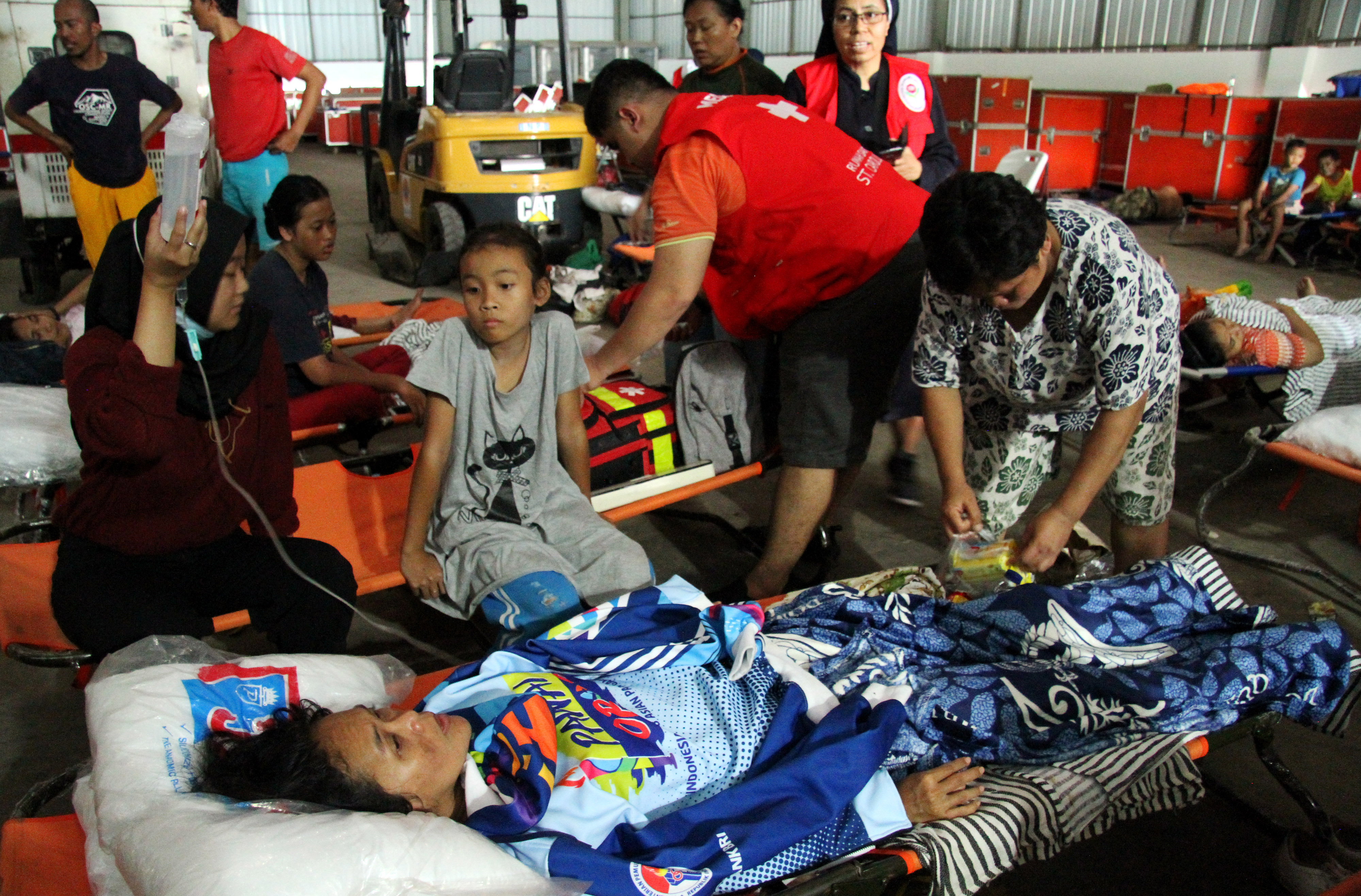 Sejumlah warga beristirahat di posko pengungsi korban banjir di BNPB Pondok Gede Permai, Bekasi, Jawa Barat. 