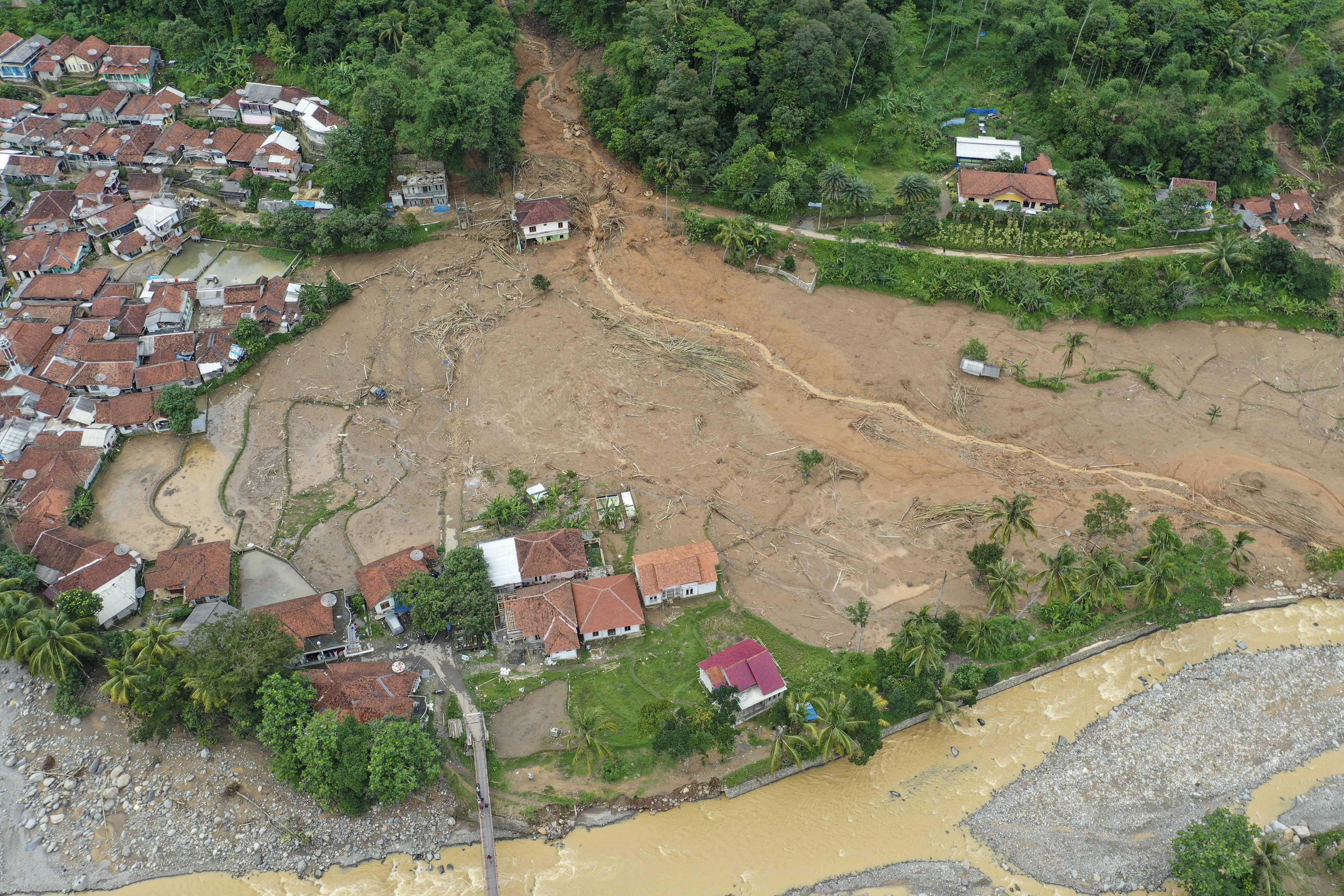Foto udara bencana tanah longsor dan banjir bandang di Kampung Sinar Harapan, Kecamatan Sukajaya, Kabupaten Bogor, Jawa Barat.