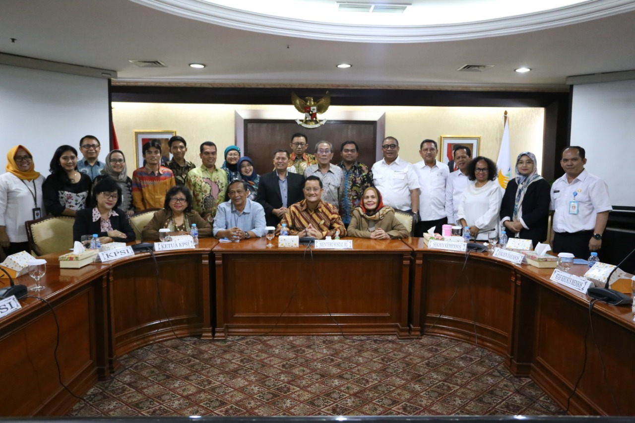 Menteri Sosial Juliari P Batubara dengan delegasi Konsorsium Pekerjaan Sosial Indonesia (KPSI) di Kemensos, di Jakarta, Senin (13/1).