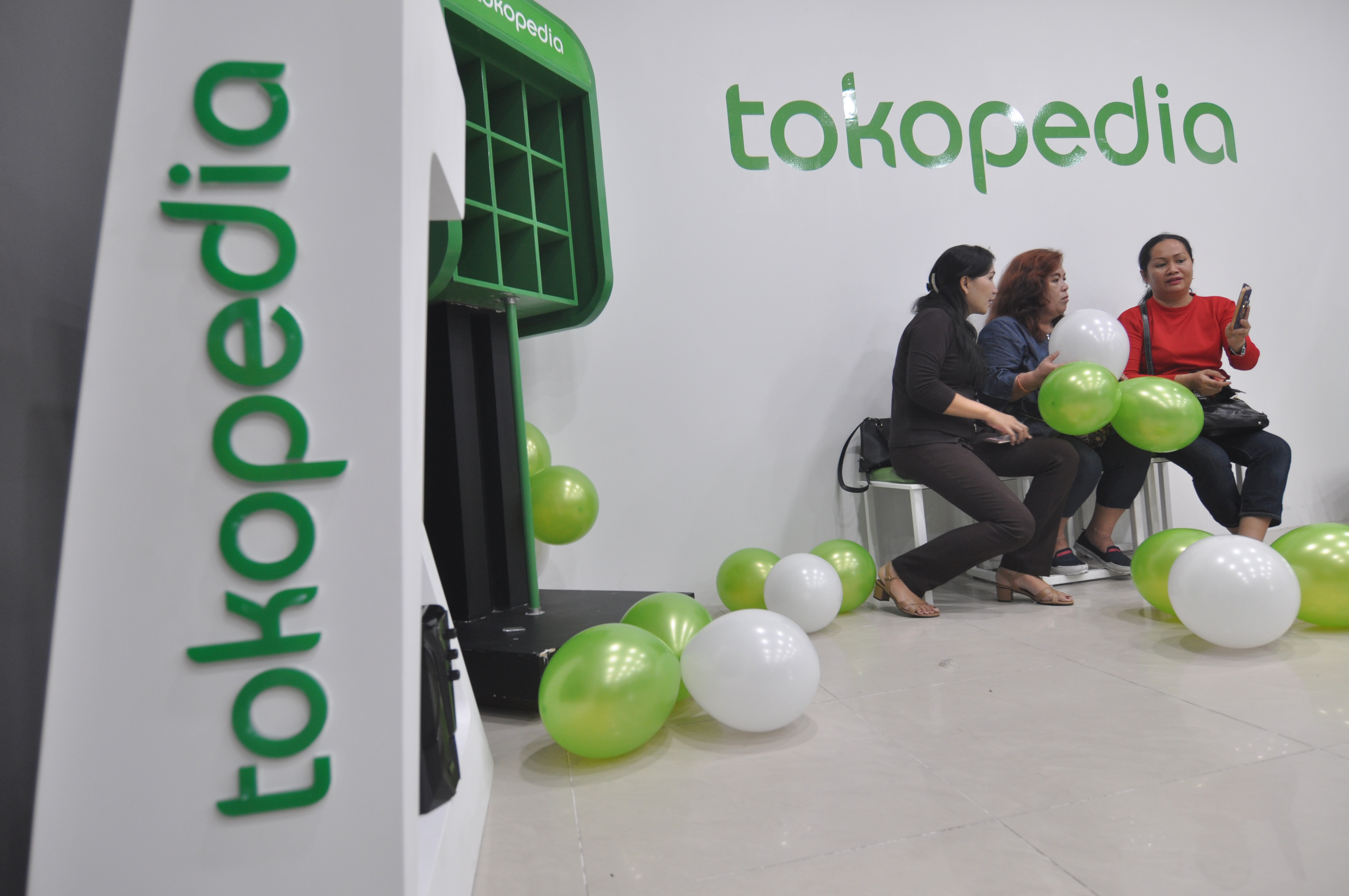 Pengunjung beraktivitas di Tokopedia Center yang telah resmi dibuka di Palu, Sulawesi Tengah, Minggu (16/9)