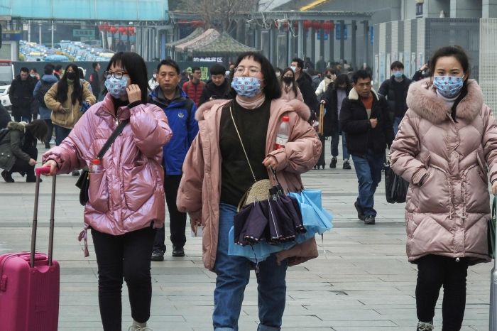  Warga tiongkok menggunakan masker saat berkegiatan di ruang publik
