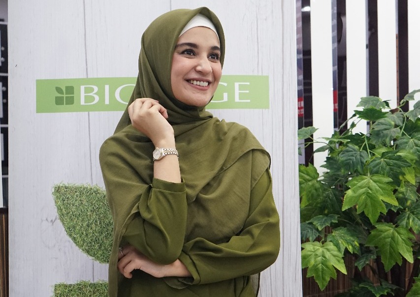 Shireen Sungkar, Brand Ambassador Biolage Indonesia juga menceritakan pengalamannya merawat masalah rambut. 