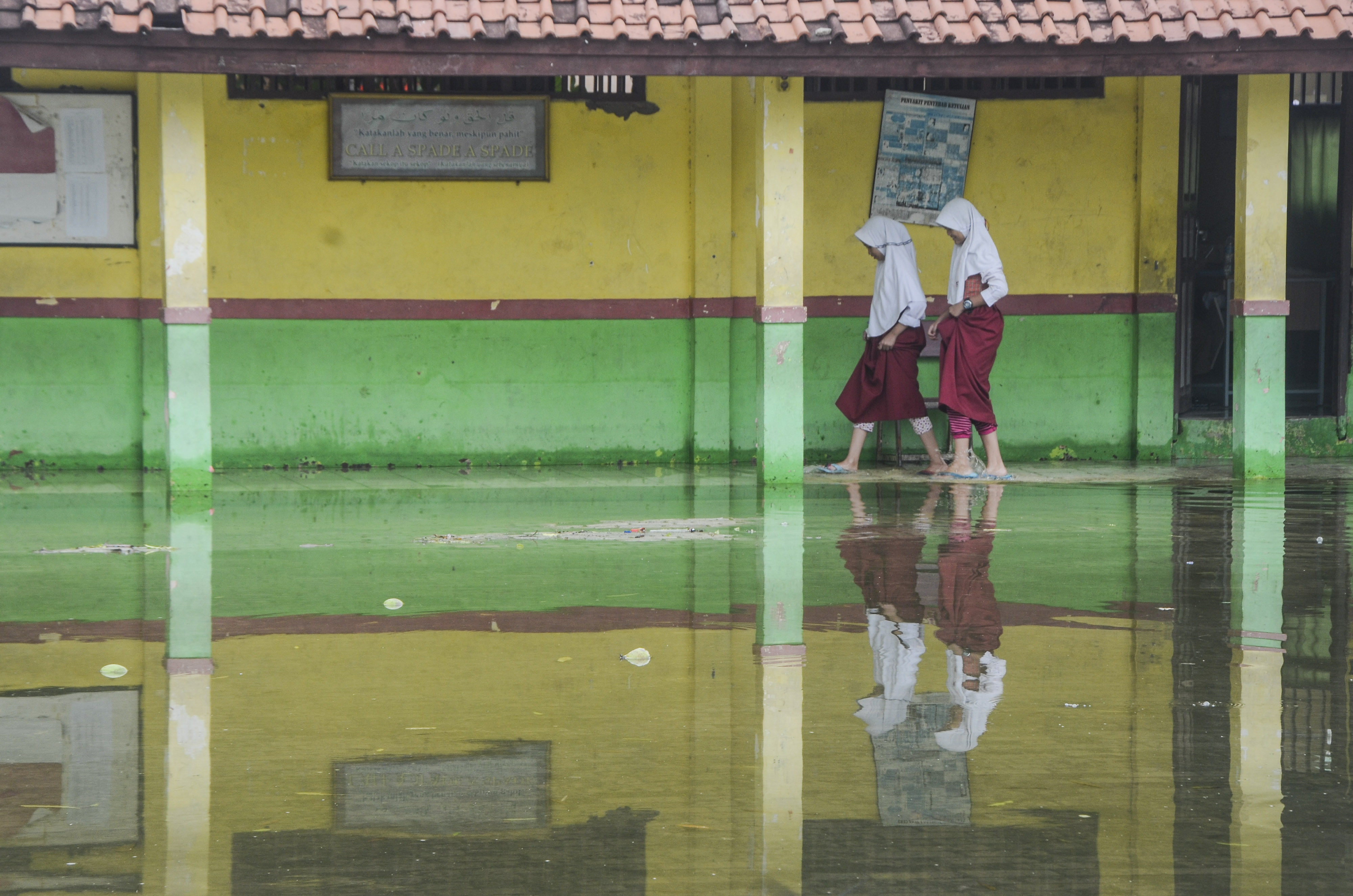  Sejumlah murid SDN 05 beraktivitas saat banjir di daerah Pondok Ungu, Kabupaten Bekasi, Jawa Barat, Senin (6/1/2020)