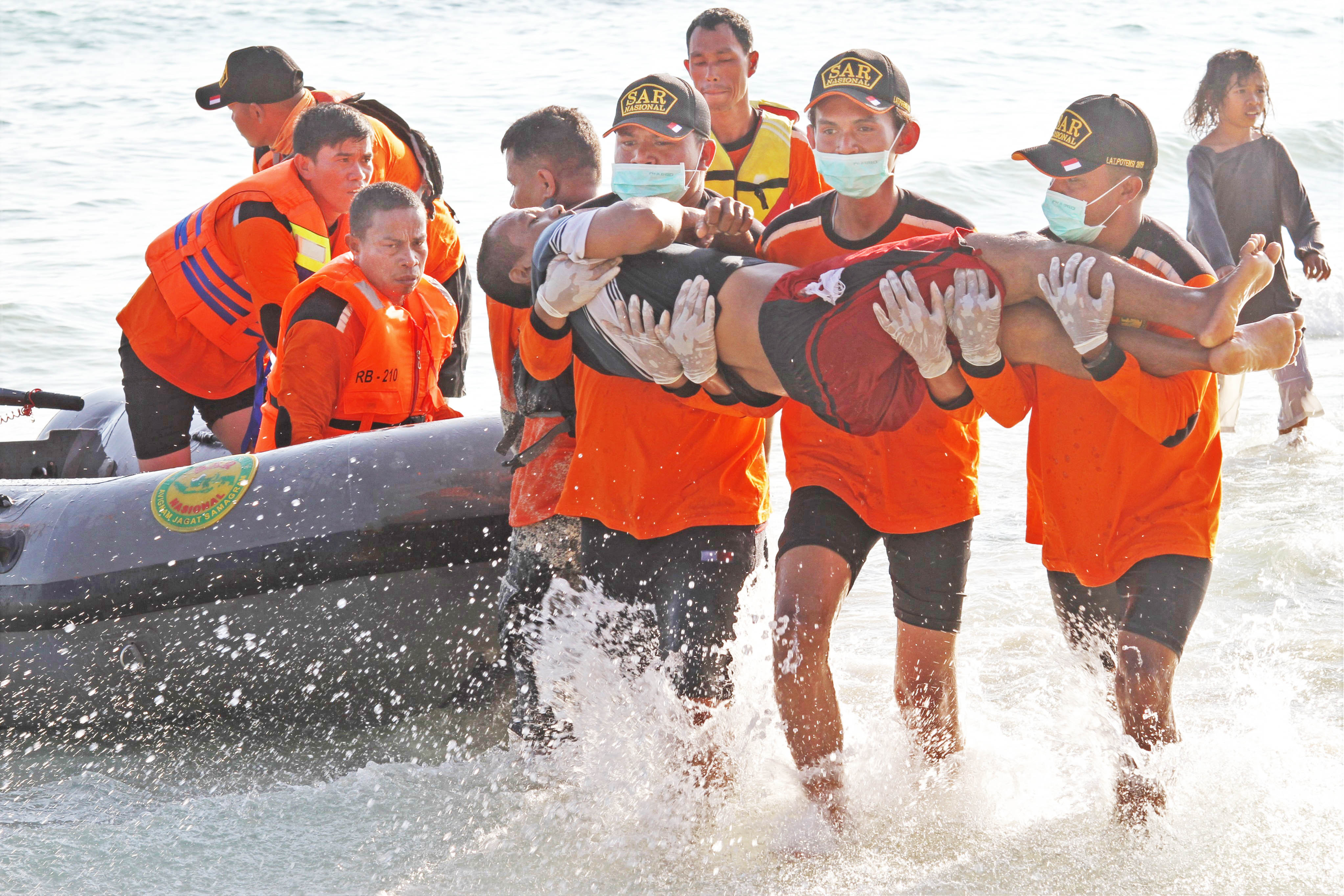 Delapan orang korban kapal terbalik di perairan Sarmi, Papua masih dicari. Tim SAR melakukan pencarian lanjutan hari ini, Rabu (22/1/2020).