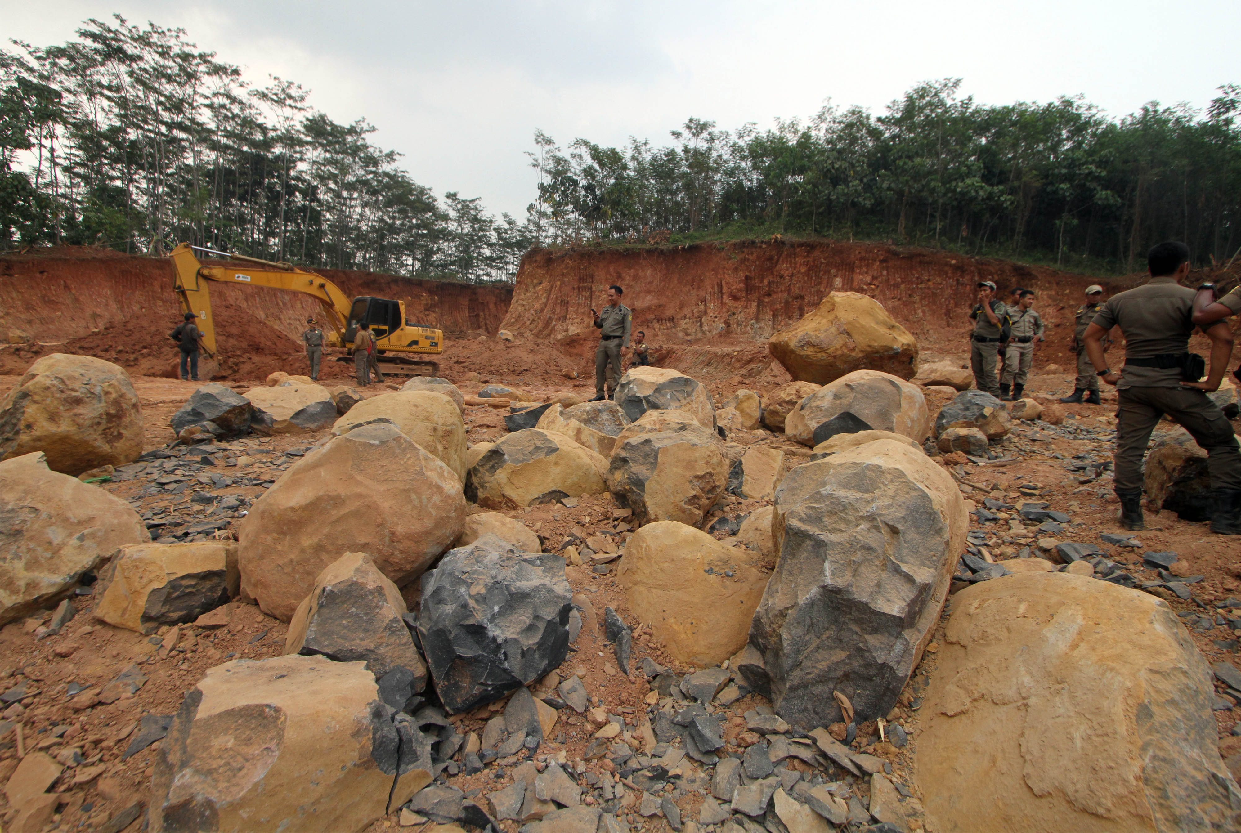 Aparat gabungan Sat Pol PP, Polisi dan Polhut menyegel tambang galian C ilegal di Klapanunggal, Bogor, Jawa Barat.