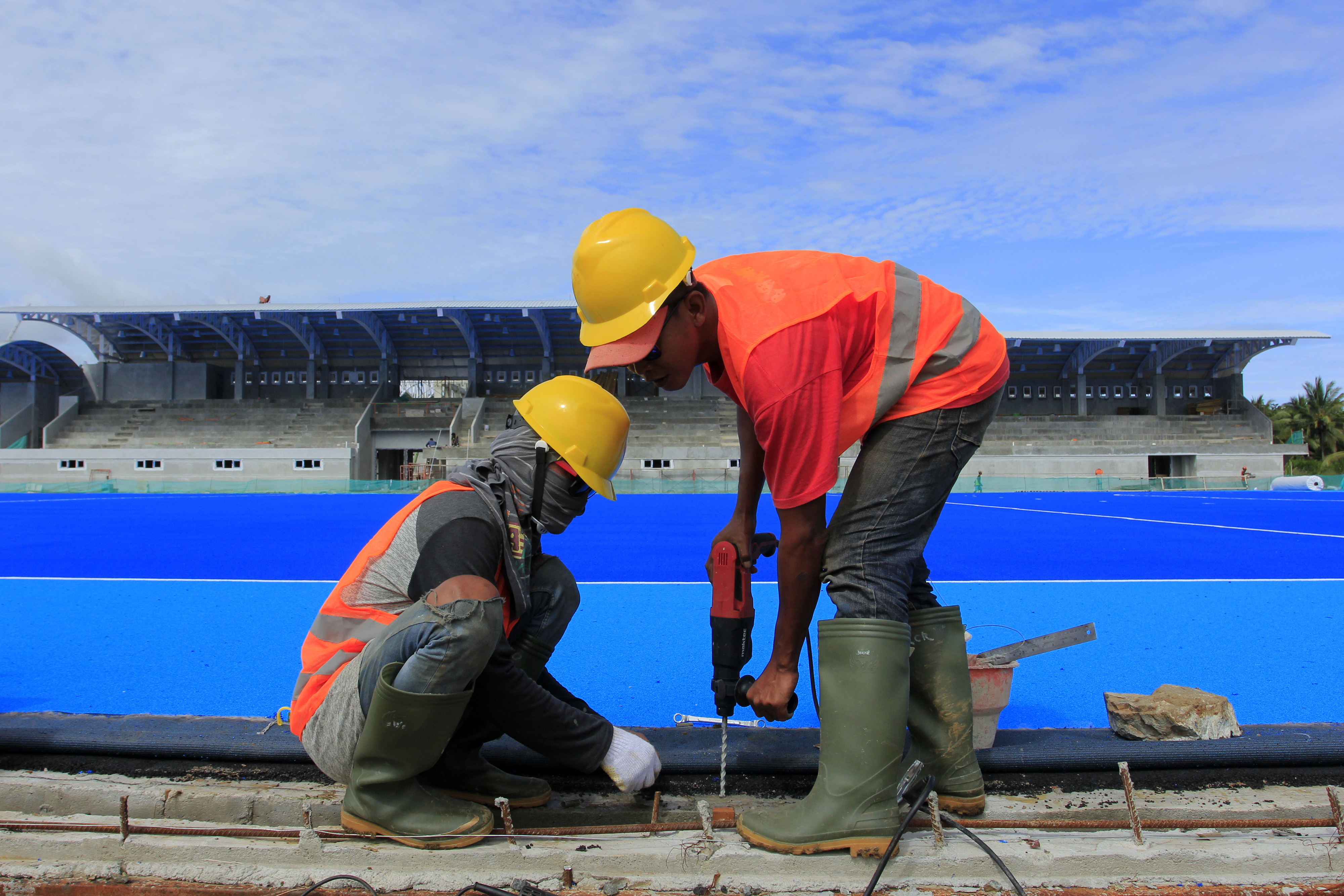 Pekerja menyelesaikan pembangunan pagar lapangan hoki di Kampung Doyo Baru, Kabupaten Jayapura, Papua, Kamis (9/1/2020)