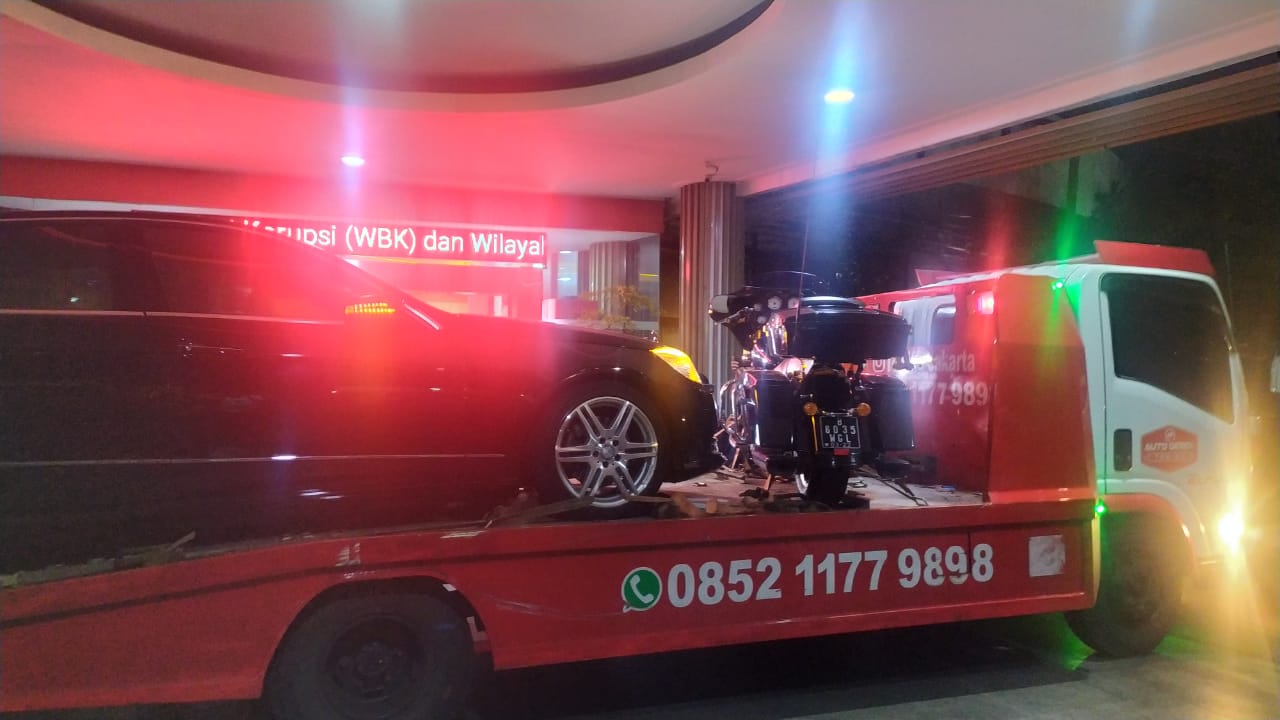 Mobil mewah Mercedes-Benz dan motor besar Harley Davidosn yang disita dari rumah tersangka kasus Jiwasraya