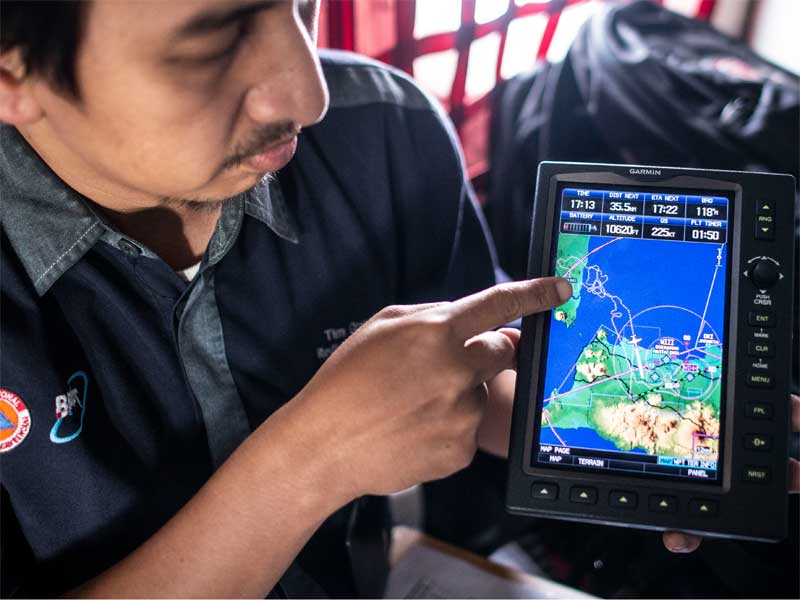 Petugas Badan Pengkajian dan Penerapan Teknologi (BPPT) menunjukkan lokasi penyemaian garam ke awan dalam Operasi Teknologi Modifikasi Cuaca