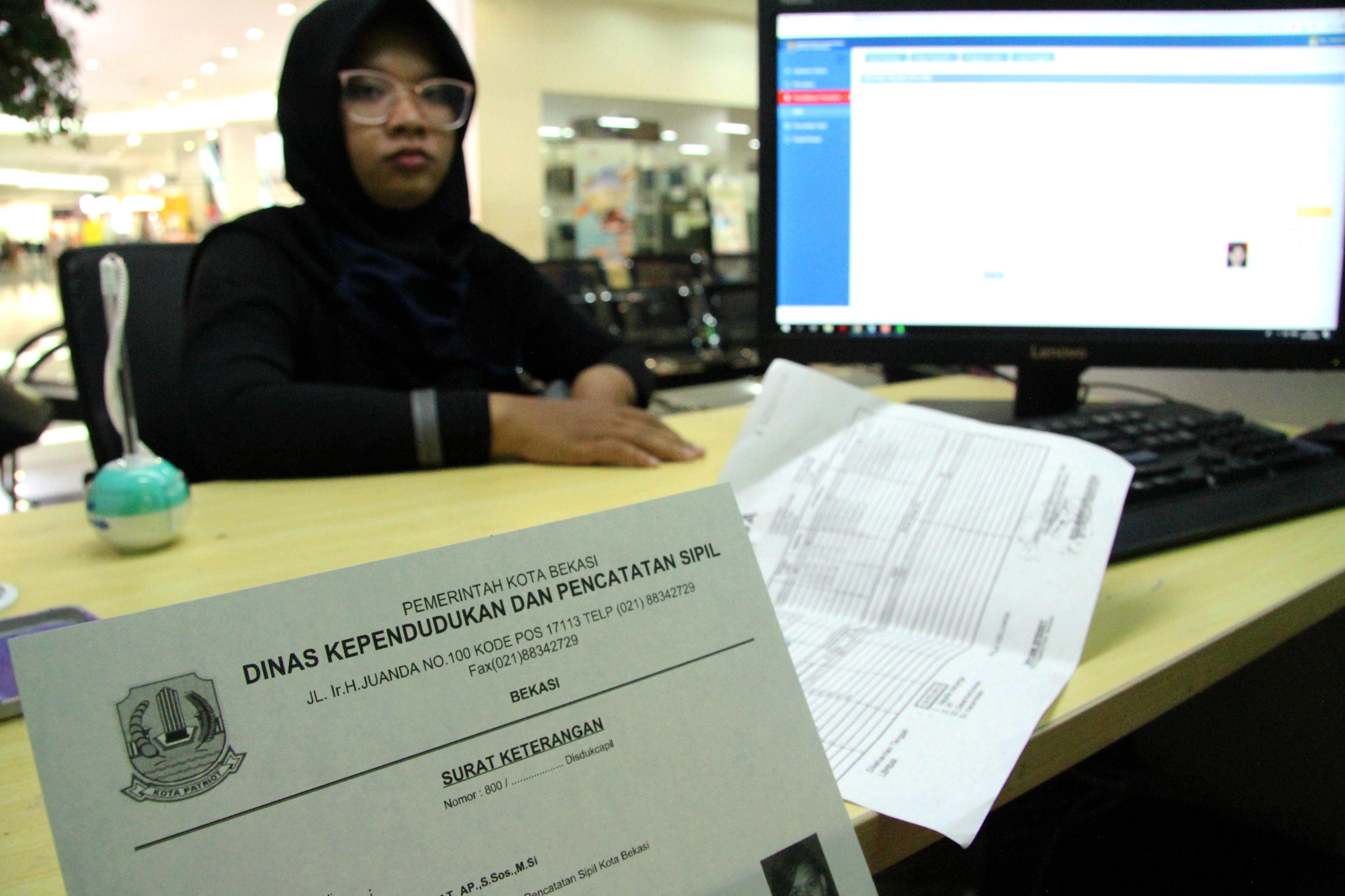 Petugas Dinas Kependudukan Catatan dan Sipil melayani warga pemohon KTP elektronik di Mal Pelayanan Publik Kota Bekasi.