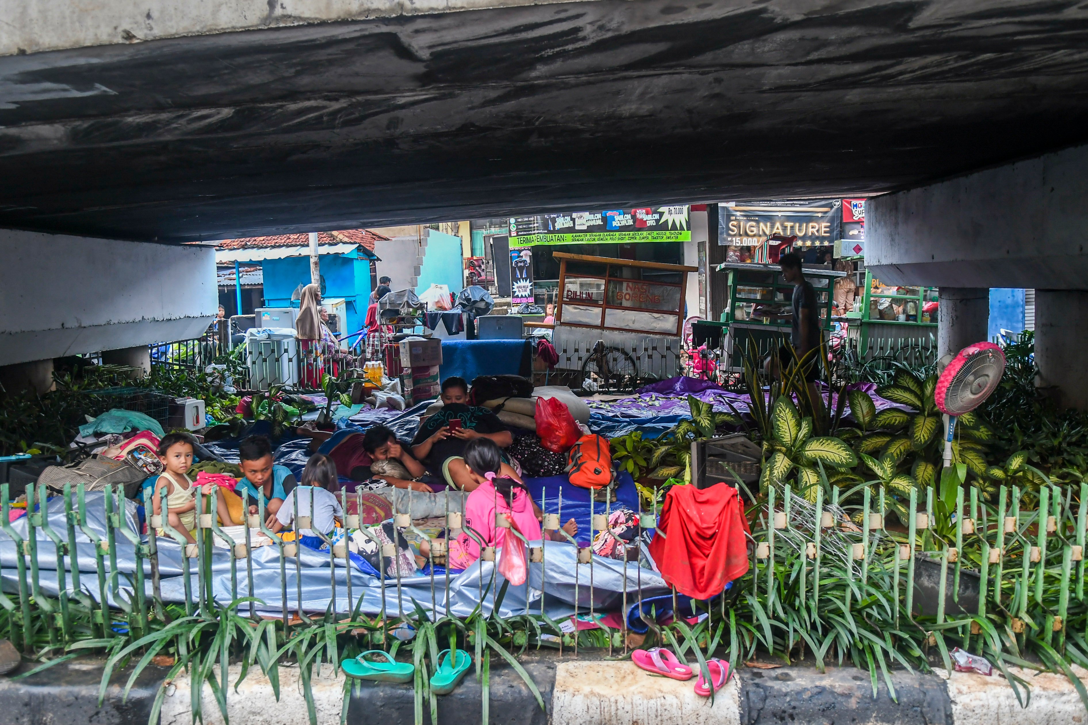Warga korban banjir Rawajati mengungsi di bawah Jalan Layang Rawajati.