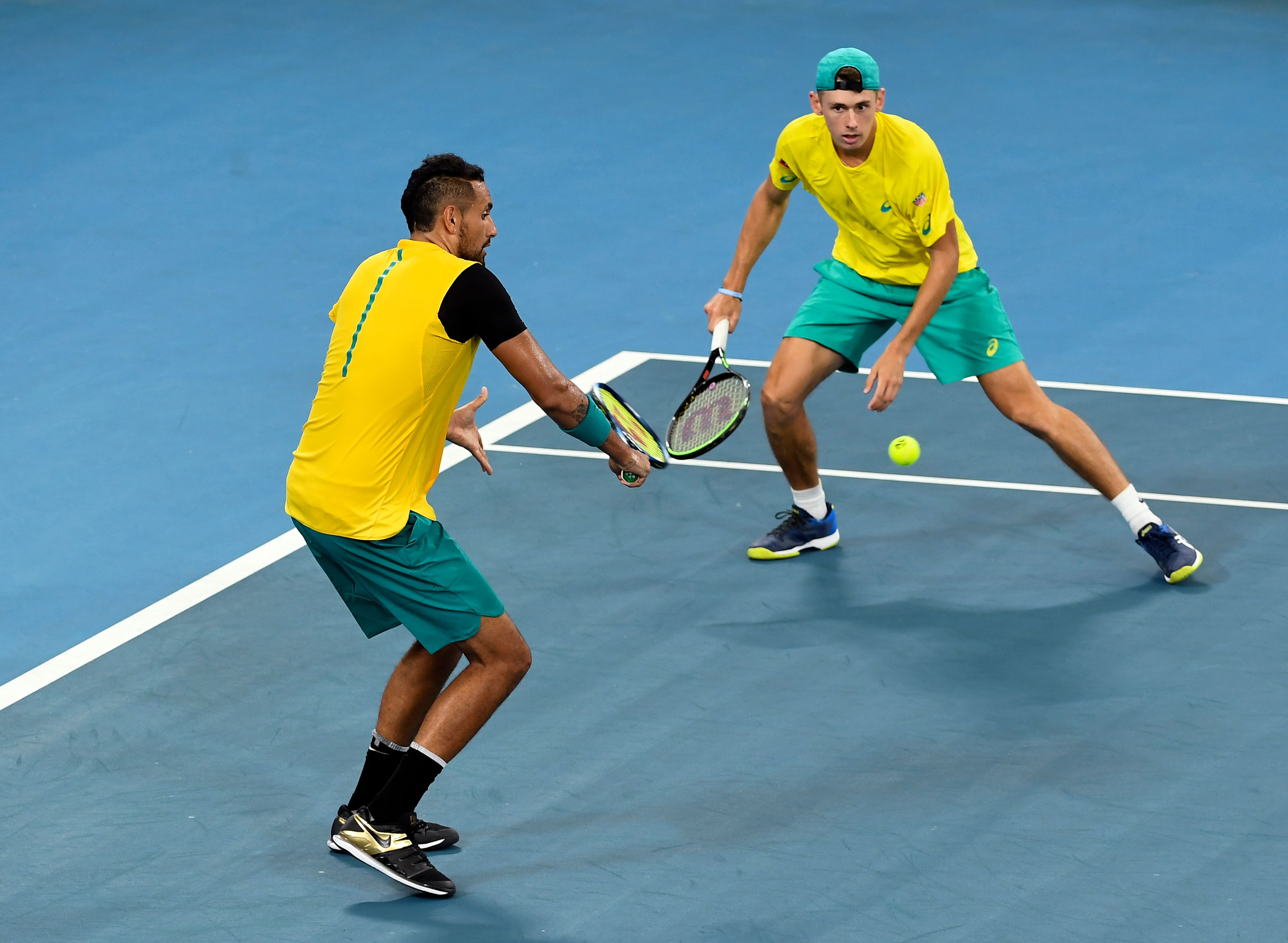  Pasangan Australia Nick Kyrgios (kiri) dan Alex de Minaur berusaha kembalikan bola ke arah pasangan Inggris, Jamie Murray/Joe Salisbury. 