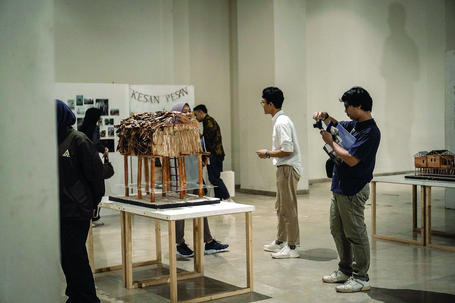 Pengunjung tampak tengah mengamati instalasi Sapau.