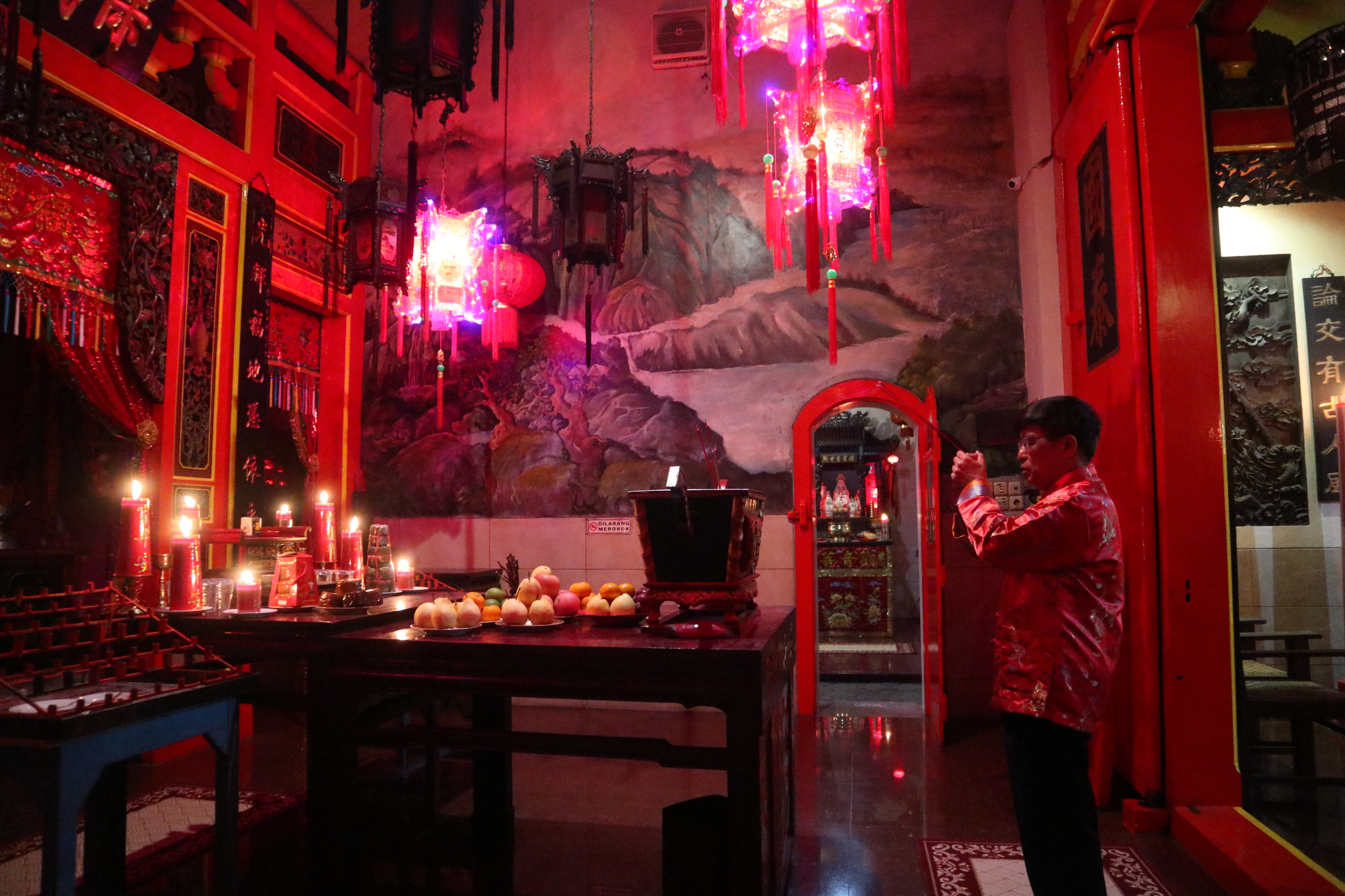 Warga melakukan sembahyang Thauw Gee sebagai rangkaian perayaan Imlek di Klenteng Kong Ling Bio Temanggung, Minggu (26/1/2020) 