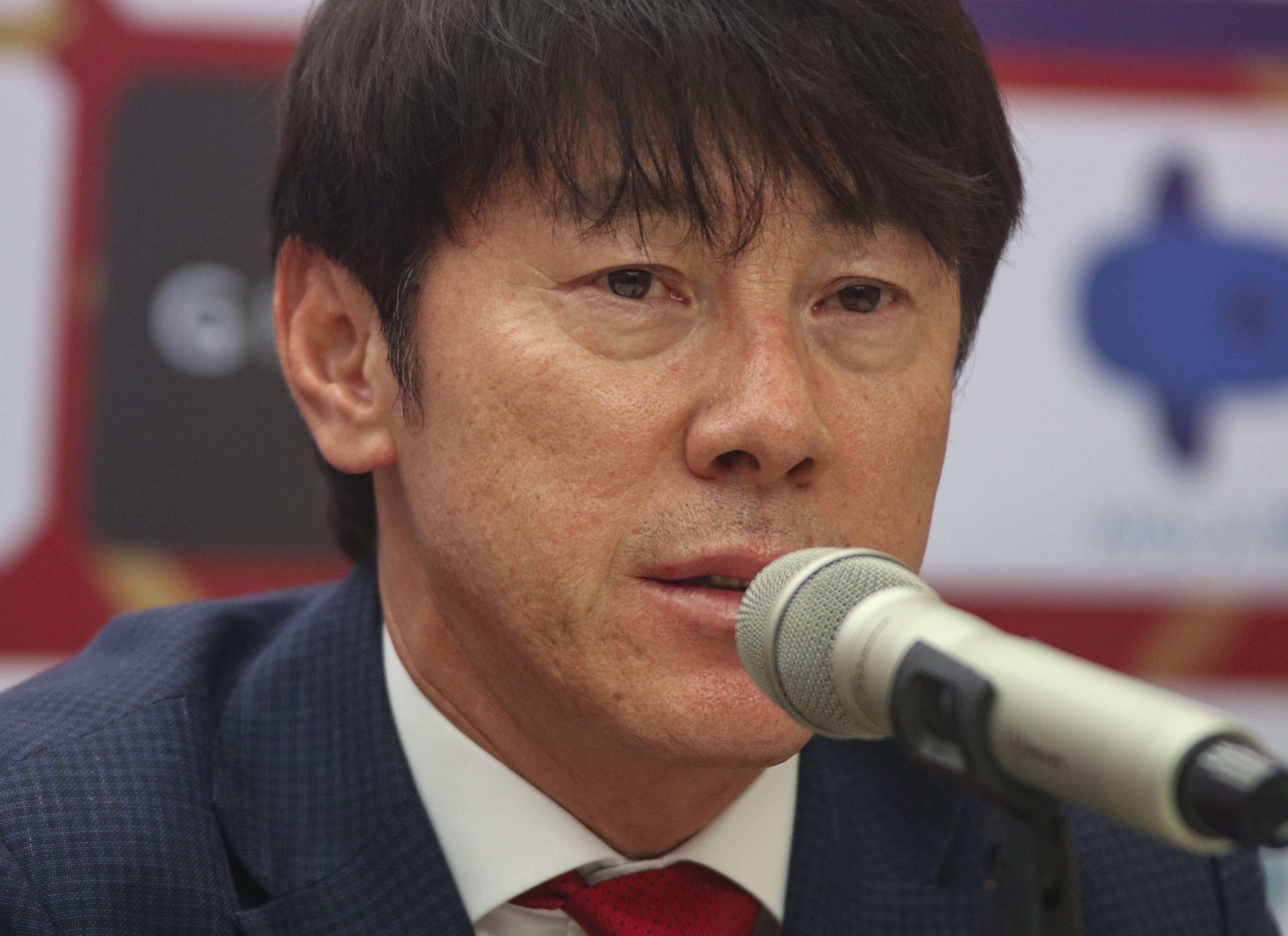Pelatih tim nasional sepak bola Indonesia (PSSI) yang baru, Korea Selatan Shin Tae-Yong, berbicara dalam konferensi pers 
