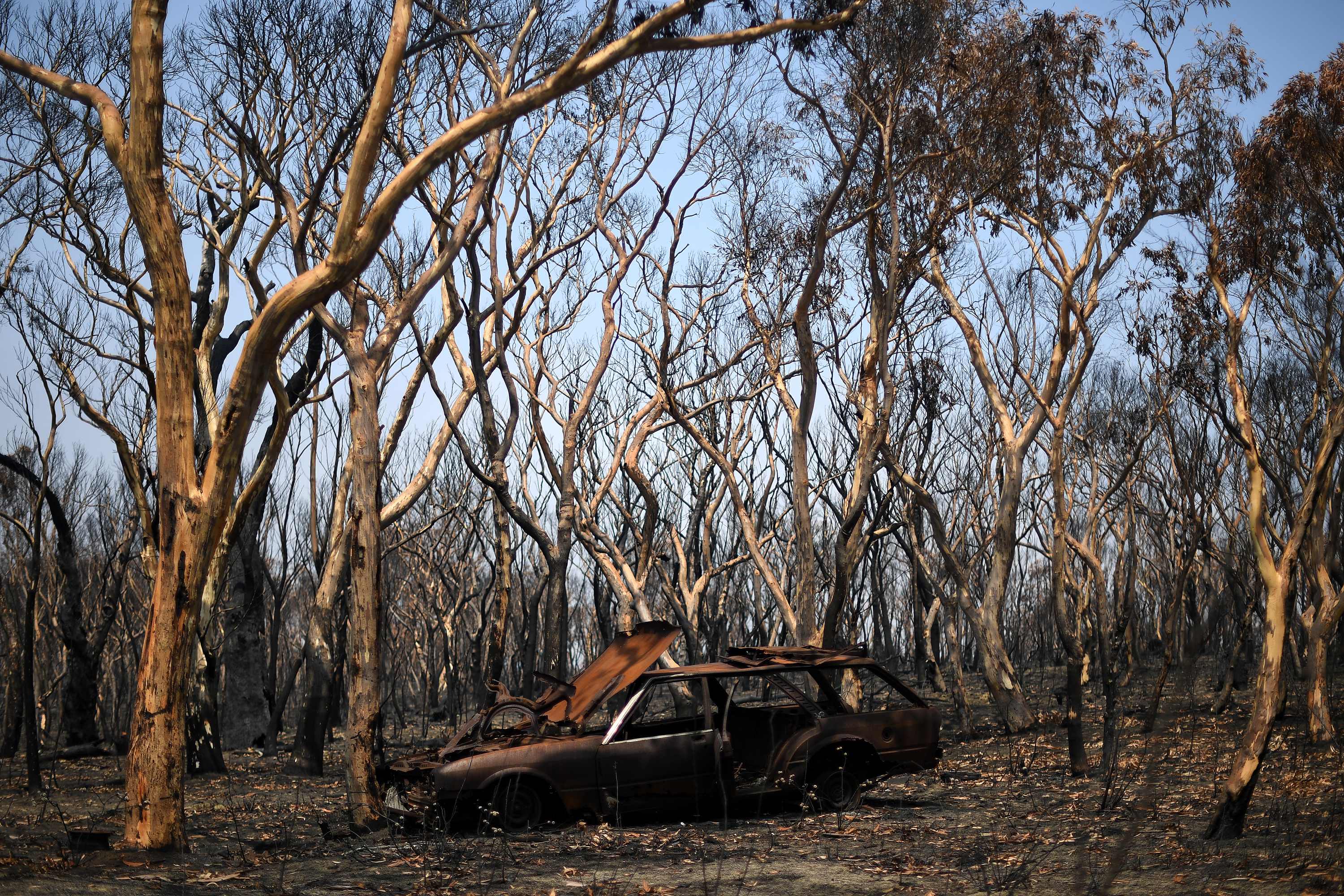 Sebuah bangkai mobil terlihat setelah kebakaran hutan di Negara Bagian New South Wales, Australia