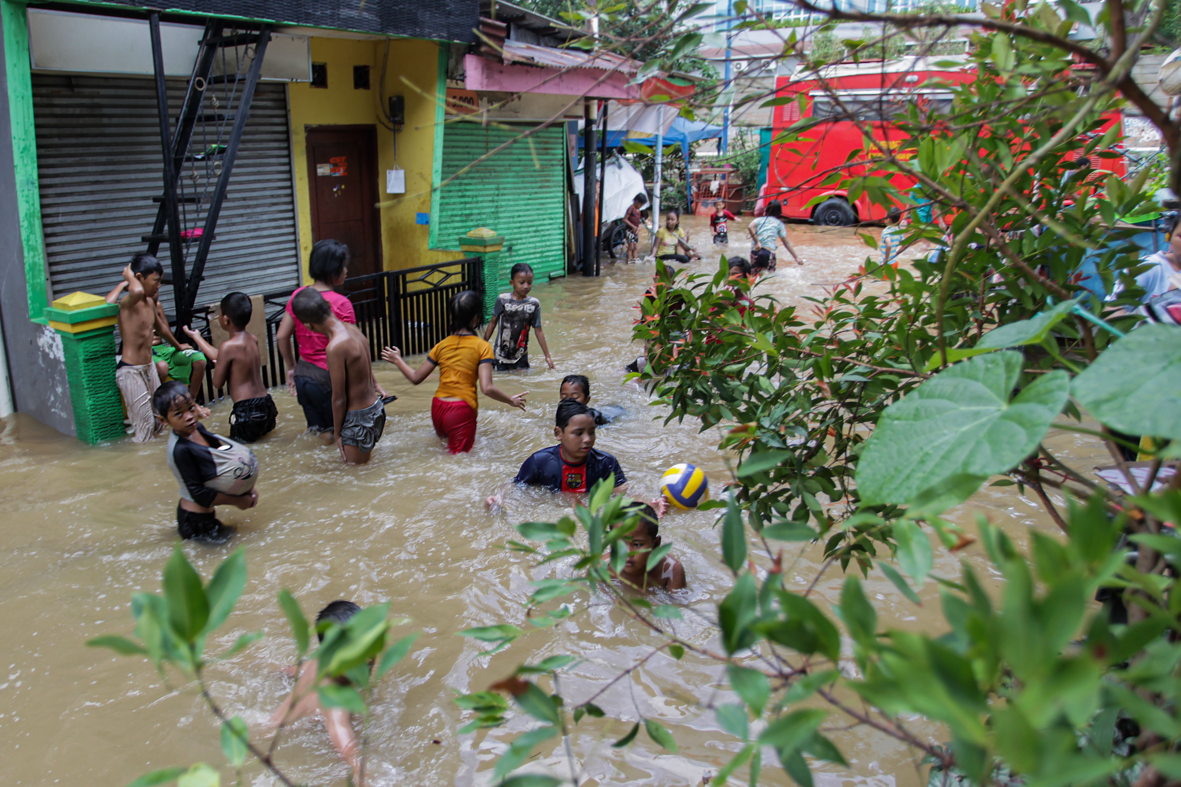  BANJIR AWAL TAHUN 2020: Anak-anak bermain air banjir yang menggenangi kawasan Kwitang, Jakarta, Kamis (2/1).