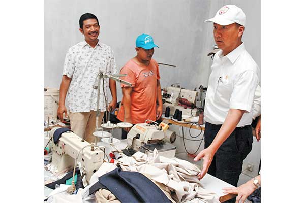 Menteri Perindustrian Agus Gumiwang (kanan) meninjau pelaku industri kecil dan menengah (IKM) usaha konveksi pakaian anak di Tangerang