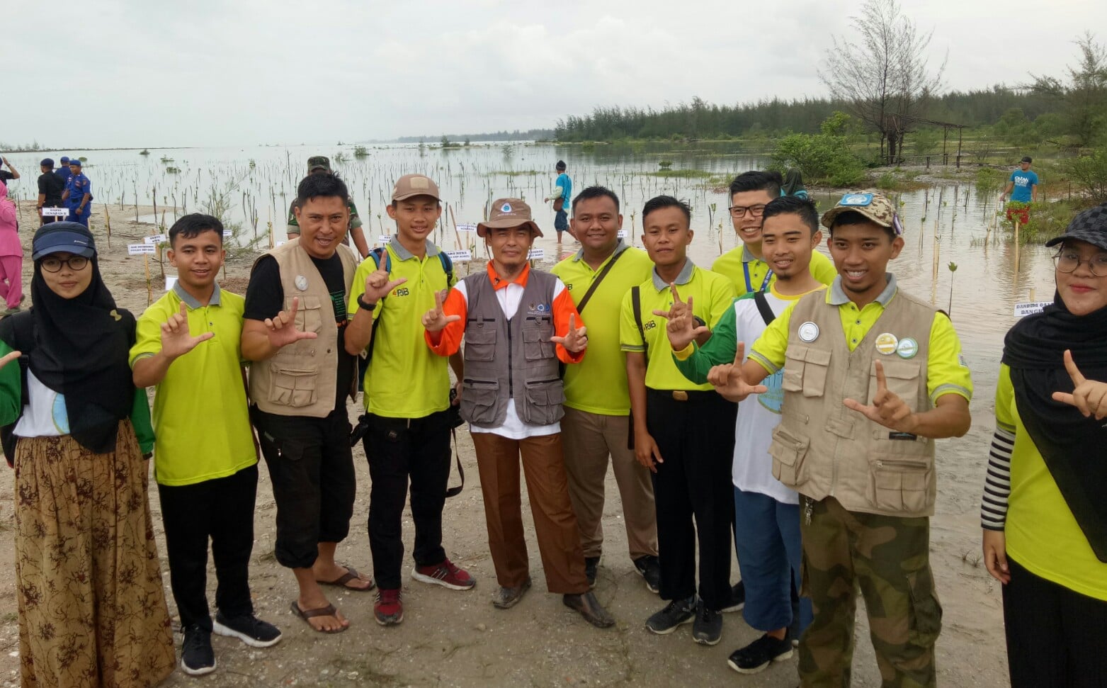 Polda Bangka Belitung melakukan penanaman 7500 bibit mangrove dan buah-buahan di tiga lokasi di Pulau Bangka, Jumat (10/1/2020).
