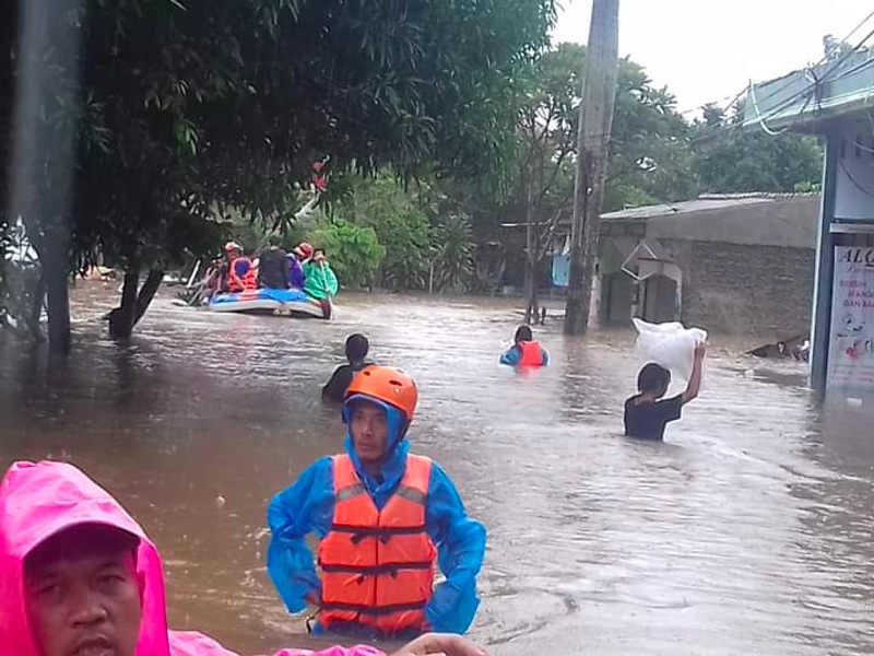 Warga terdampak banjir yang dievakuasi di wilayah Limo, Cinere, Depok. 