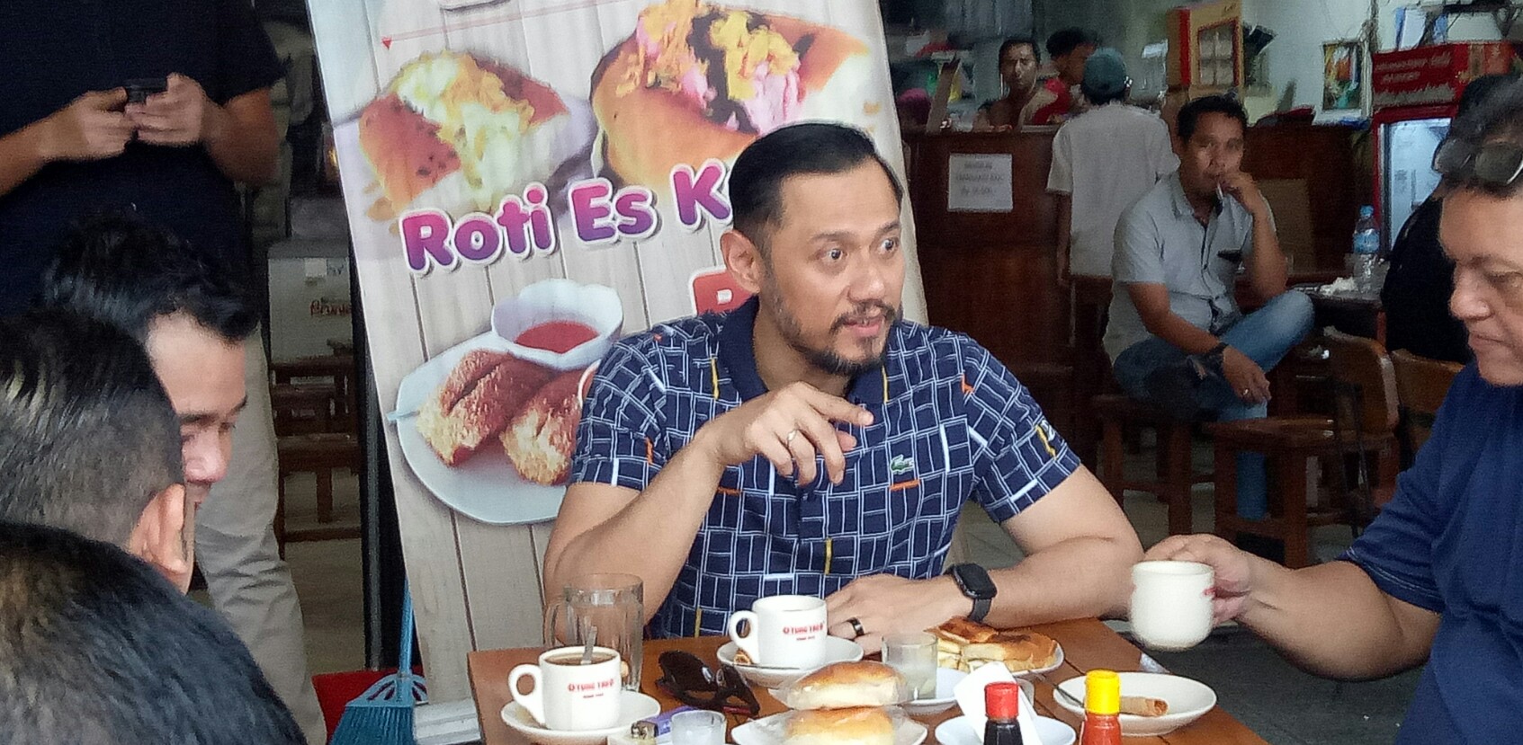 Penampilan AHY terbaru, berkumis dan berewok. 