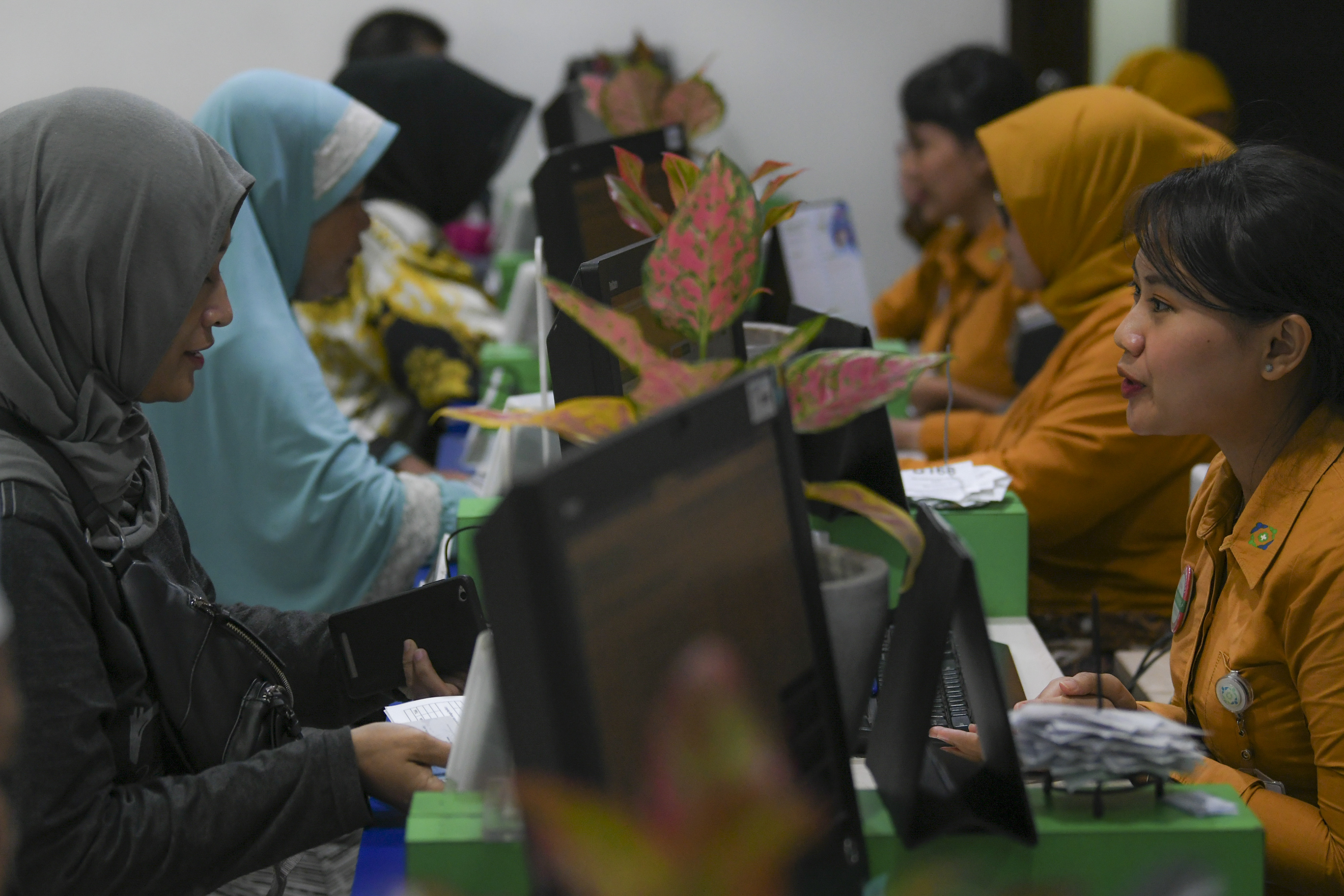 Petugas melayani warga di Kantor BPJS Kesehatan. Mulai tahun ini iuran BPJS Kesehatan naik. 