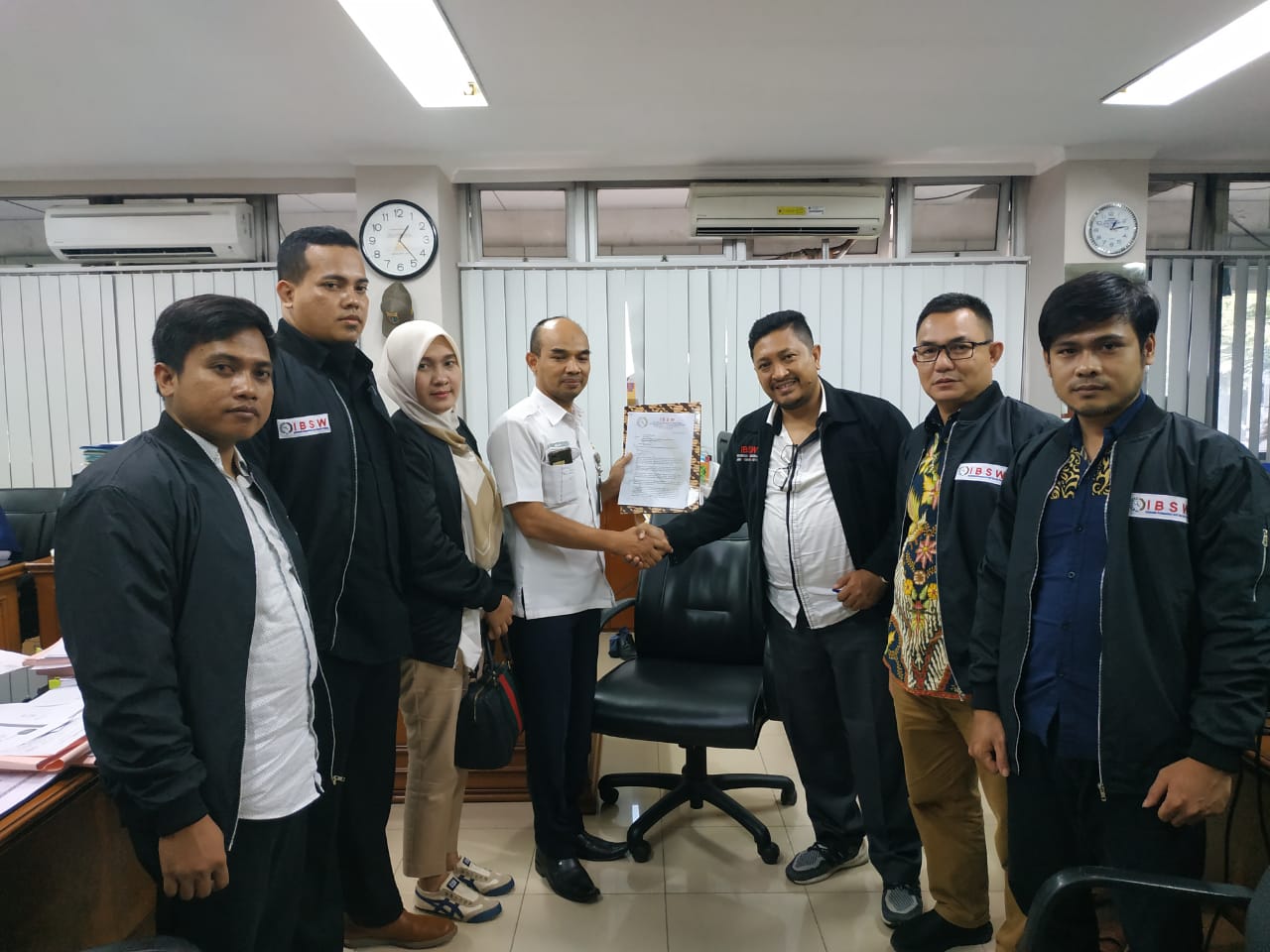 Direktur Eksekutif IBSW Nova Andika (ketiga dari kanan), menyerahkan pernyataan sikap IBSW kepada Pejabat Humas Dinas Pariwisata DKI Wildan.