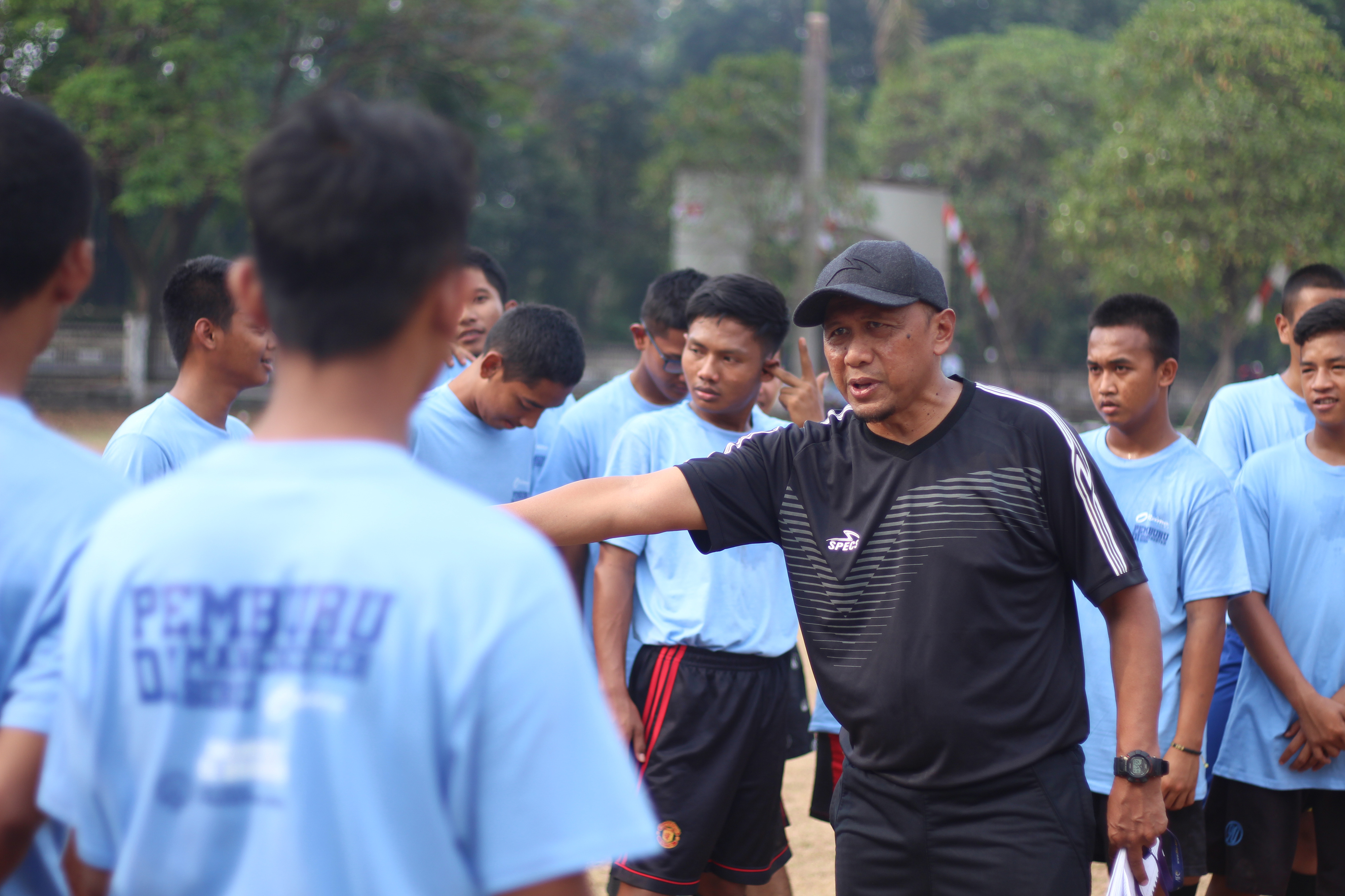 Pelatih Madura United Rahmad Darmawan (berkostum hitam)