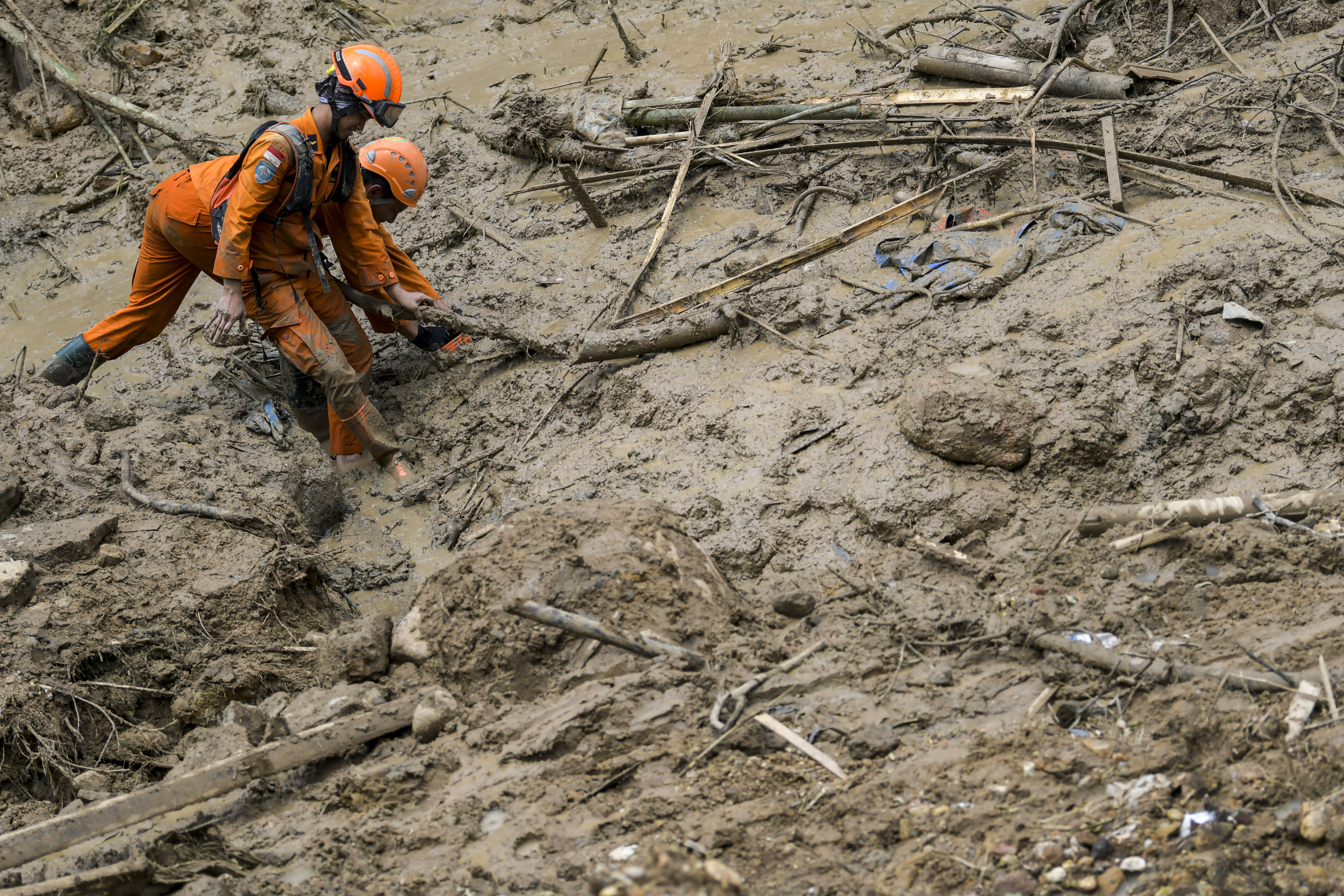 Anggota tim SAR gabungan melakukan pencarian korban tanah longsor dan banjir bandang yang masih belum ditemukan di Bogor