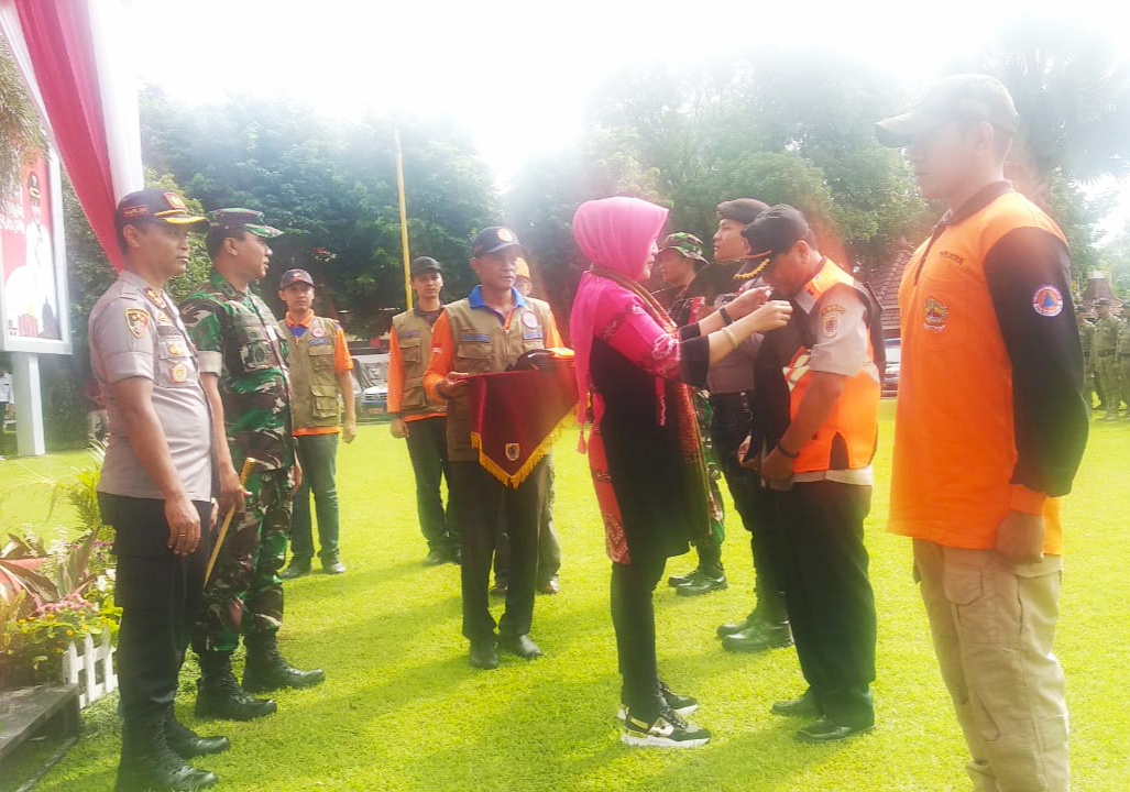 Bupati Klaten Sri Mulyani memimpin apel kesiapsiagaan menghadapi ancaman bencana 2020 di halaman kantor Pemkab  Klaten, Kamis (16/1/2020).