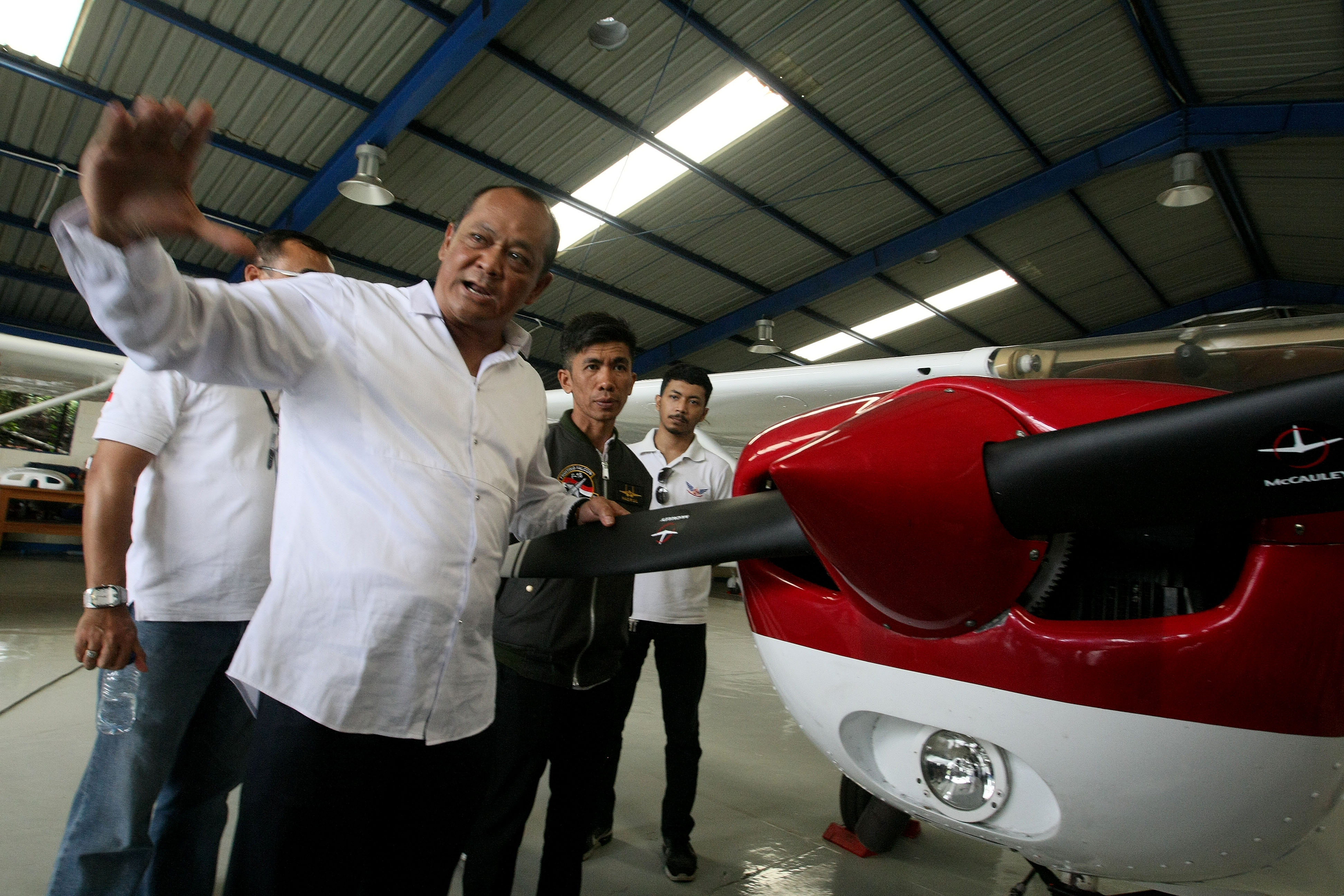 Perakit Pesawat Terbang Haerul (kanan) mendapat penjelasan soal mesin pesawat dari Wakil Ketua Indonesia Flying Club (IFC) Untung Medianto