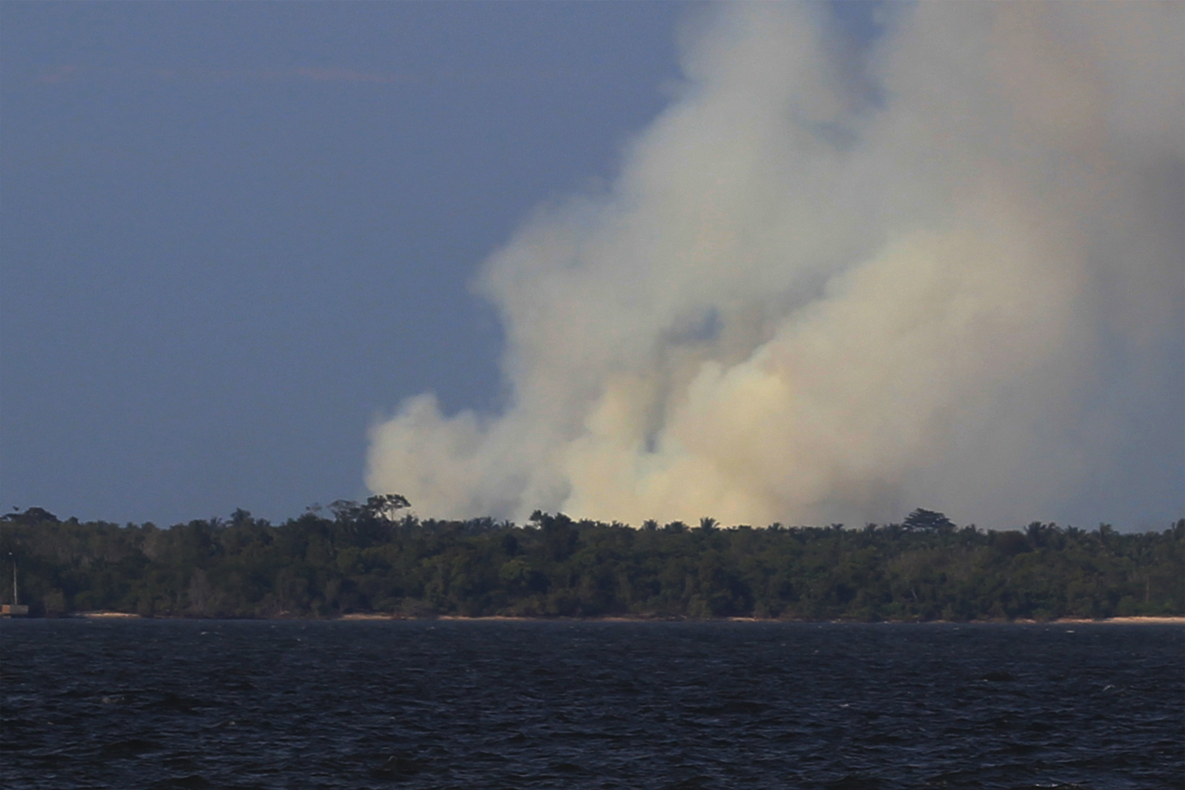Asap tebal berasal dari hutan yang terbakar di Kecamatan Pulau Rupat Selatan Bengkalis terlihat dari Kota Dumai, Riau, Senin (6/1). 