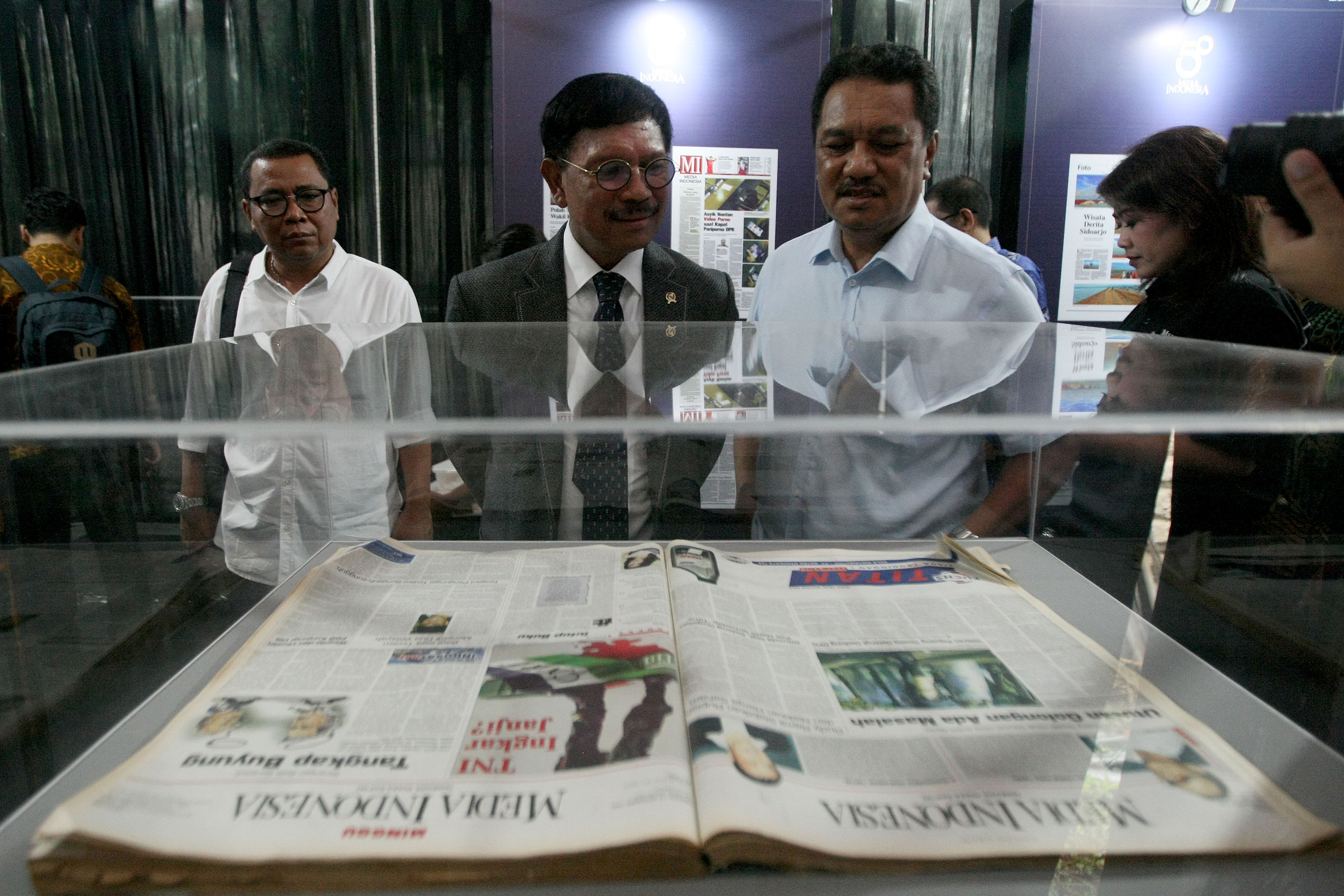Menteri Komunikasi dan Informatika Johnny Gerard Plate (kedua kiri) didampingi Deputi Direktur Pemberitaan Media Indonesia Gaudensius