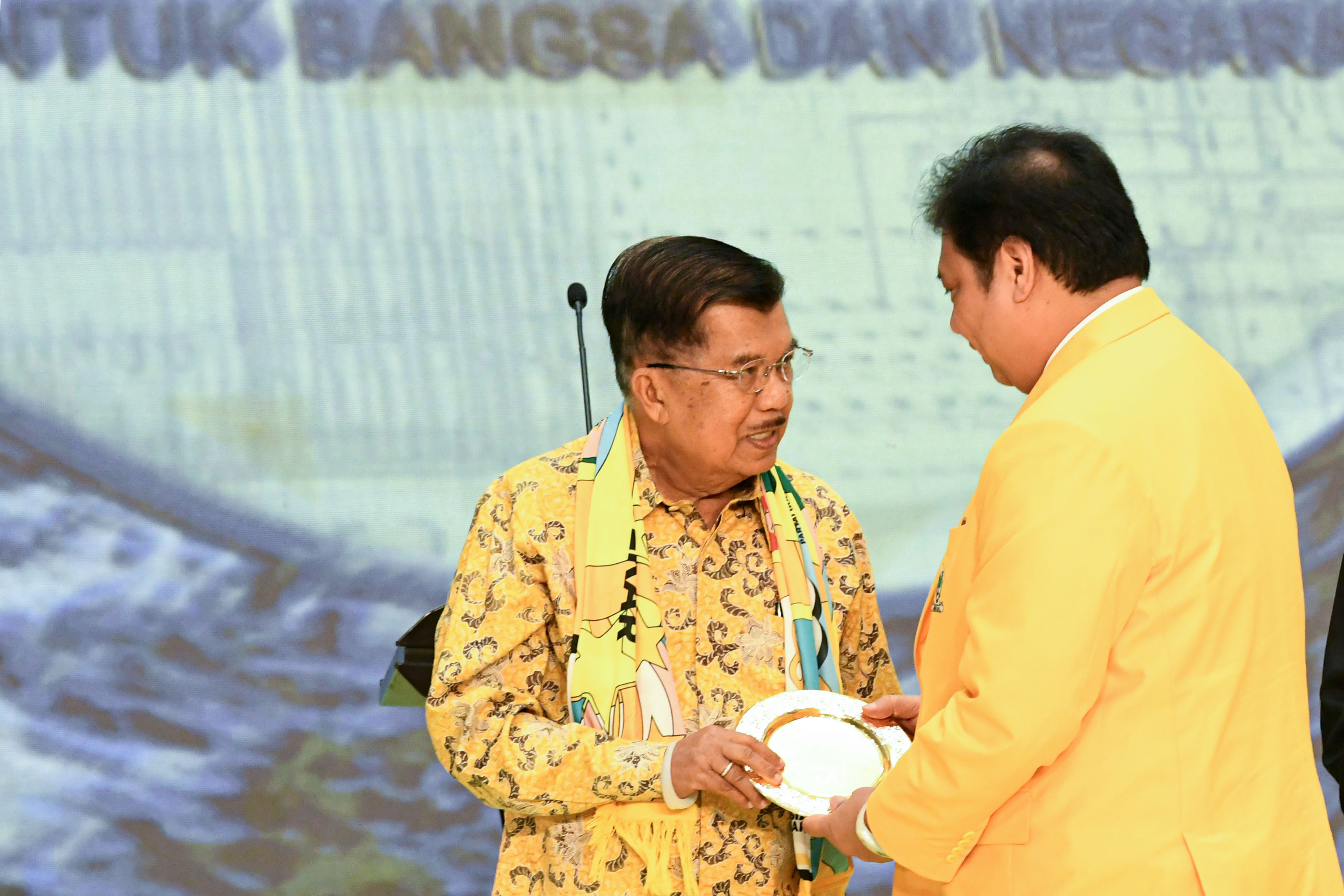 Mantan Wakil Presiden Jusuf Kalla dan Ketua Umum Partai Golkar Airlangga Hartarto